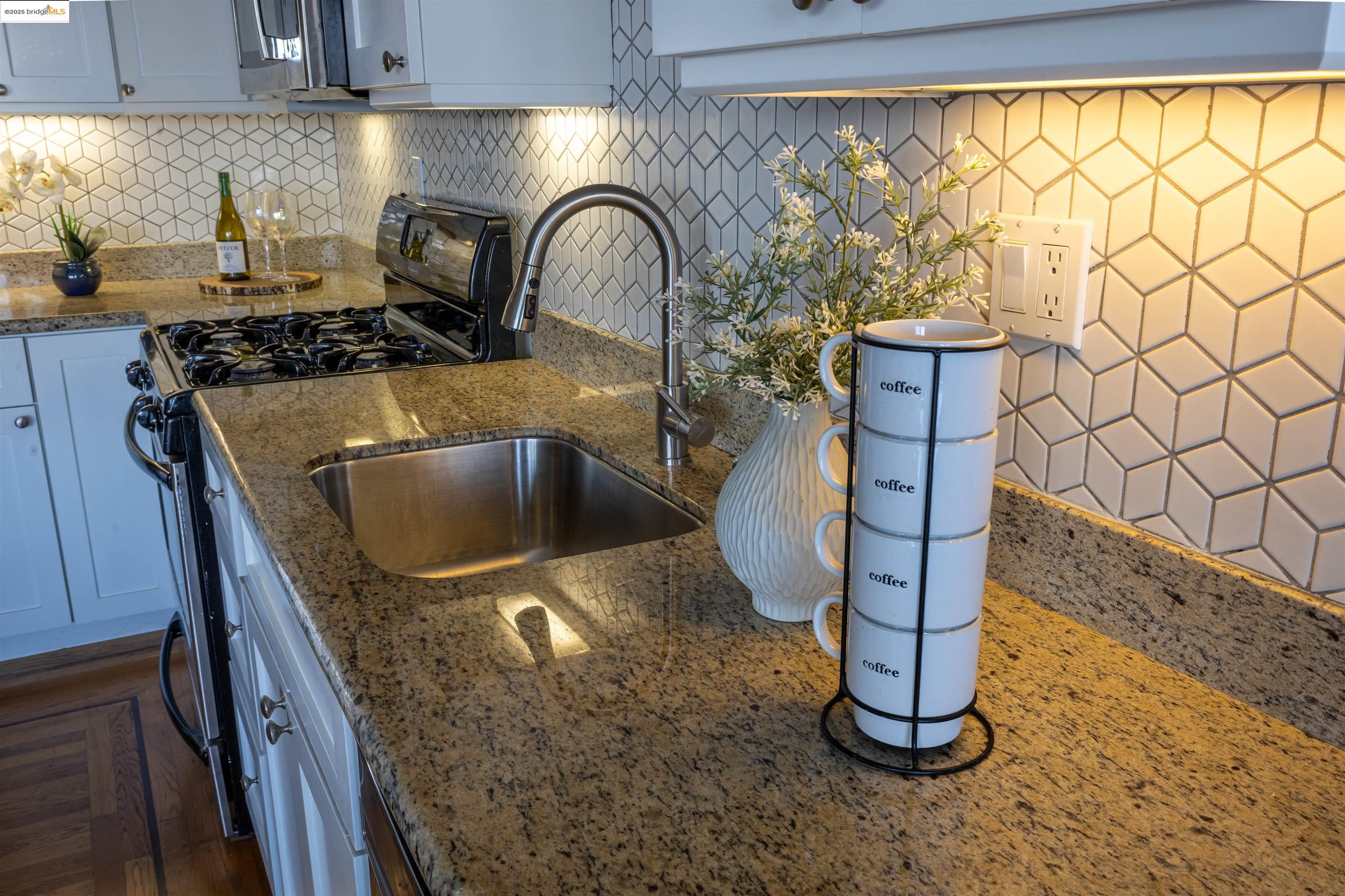 Detail Gallery Image 12 of 22 For 661 Peralta Ave Unit 3, San Francisco,  CA 94110 - 1 Beds | 1 Baths