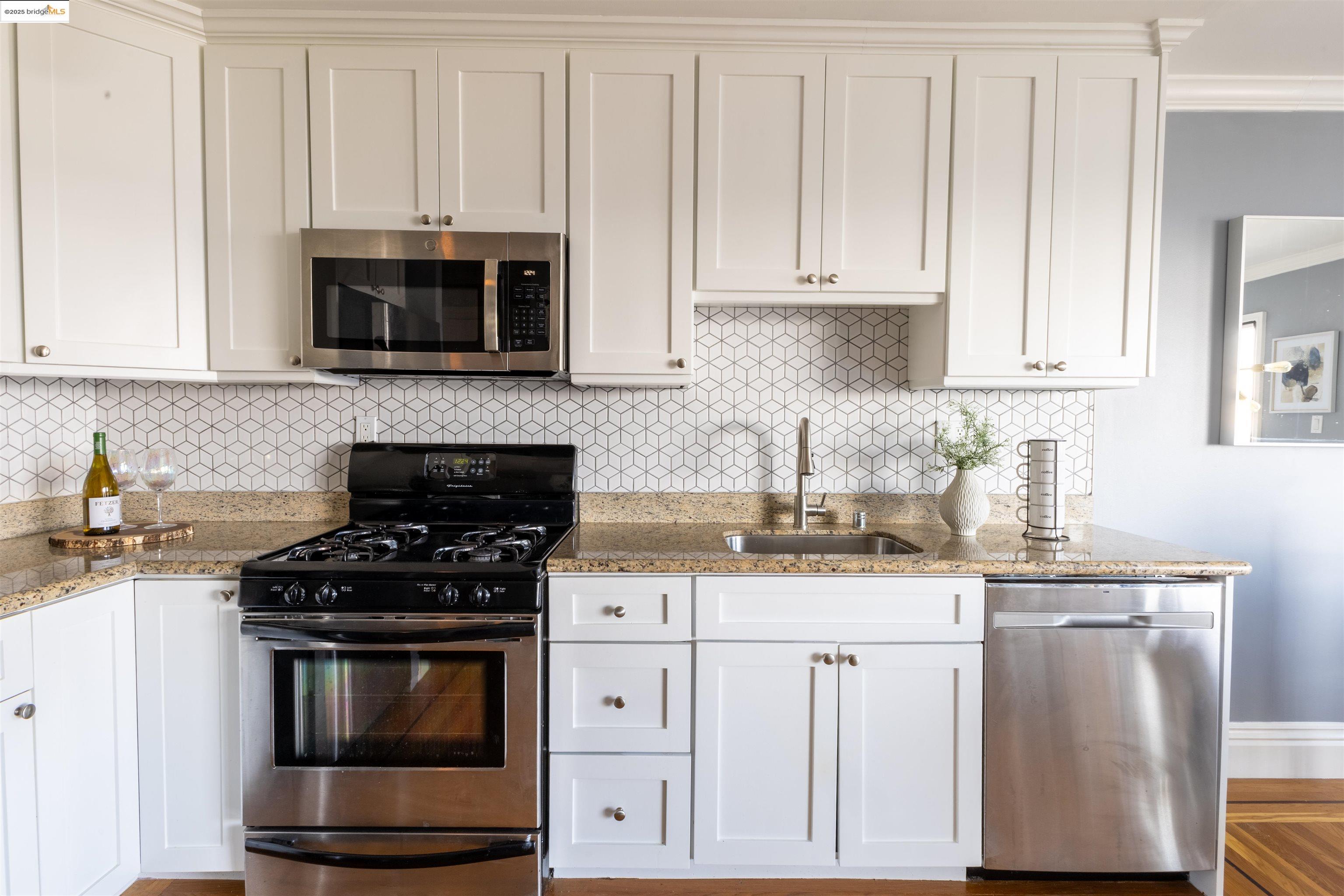 Detail Gallery Image 6 of 18 For 661 Peralta Ave Unit 3, San Francisco,  CA 94110 - 1 Beds | 1 Baths