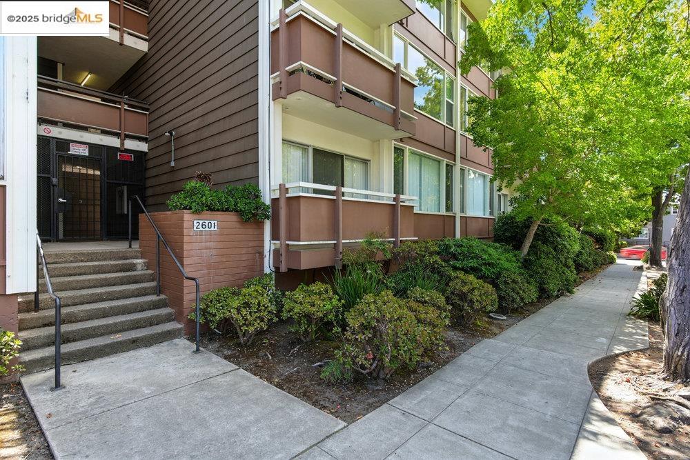 Detail Gallery Image 3 of 28 For 2601 College Ave #203,  Berkeley,  CA 94704 - 2 Beds | 1 Baths