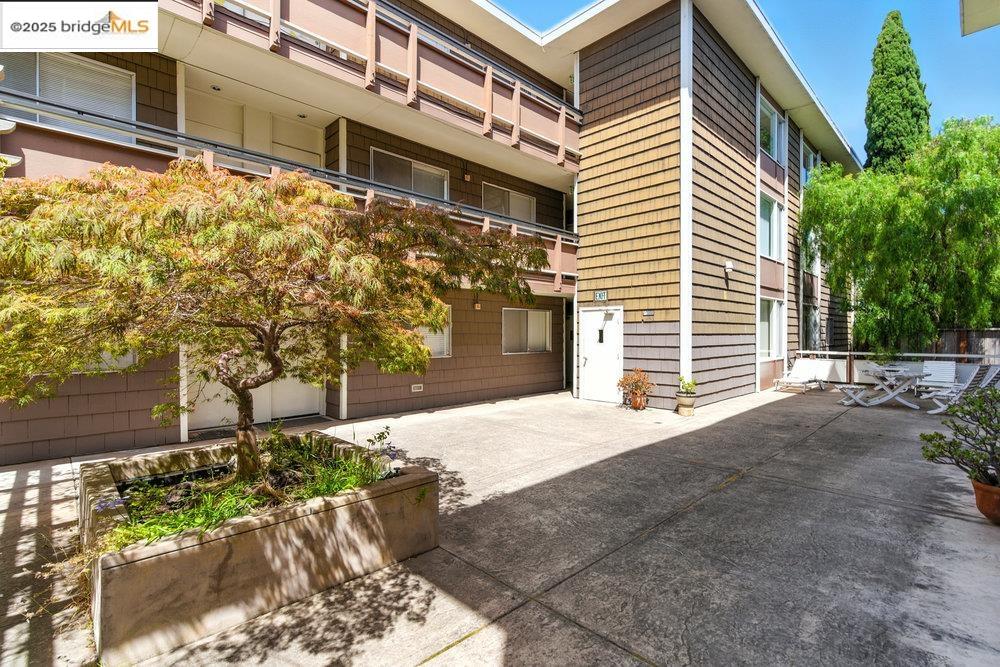 Detail Gallery Image 22 of 22 For College Ave #203,  Berkeley,  CA 94704 - 2 Beds | 1 Baths