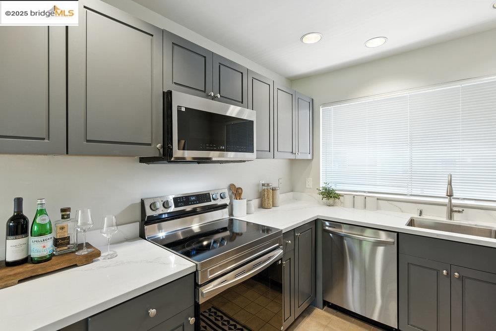 Detail Gallery Image 9 of 22 For College Ave #203,  Berkeley,  CA 94704 - 2 Beds | 1 Baths