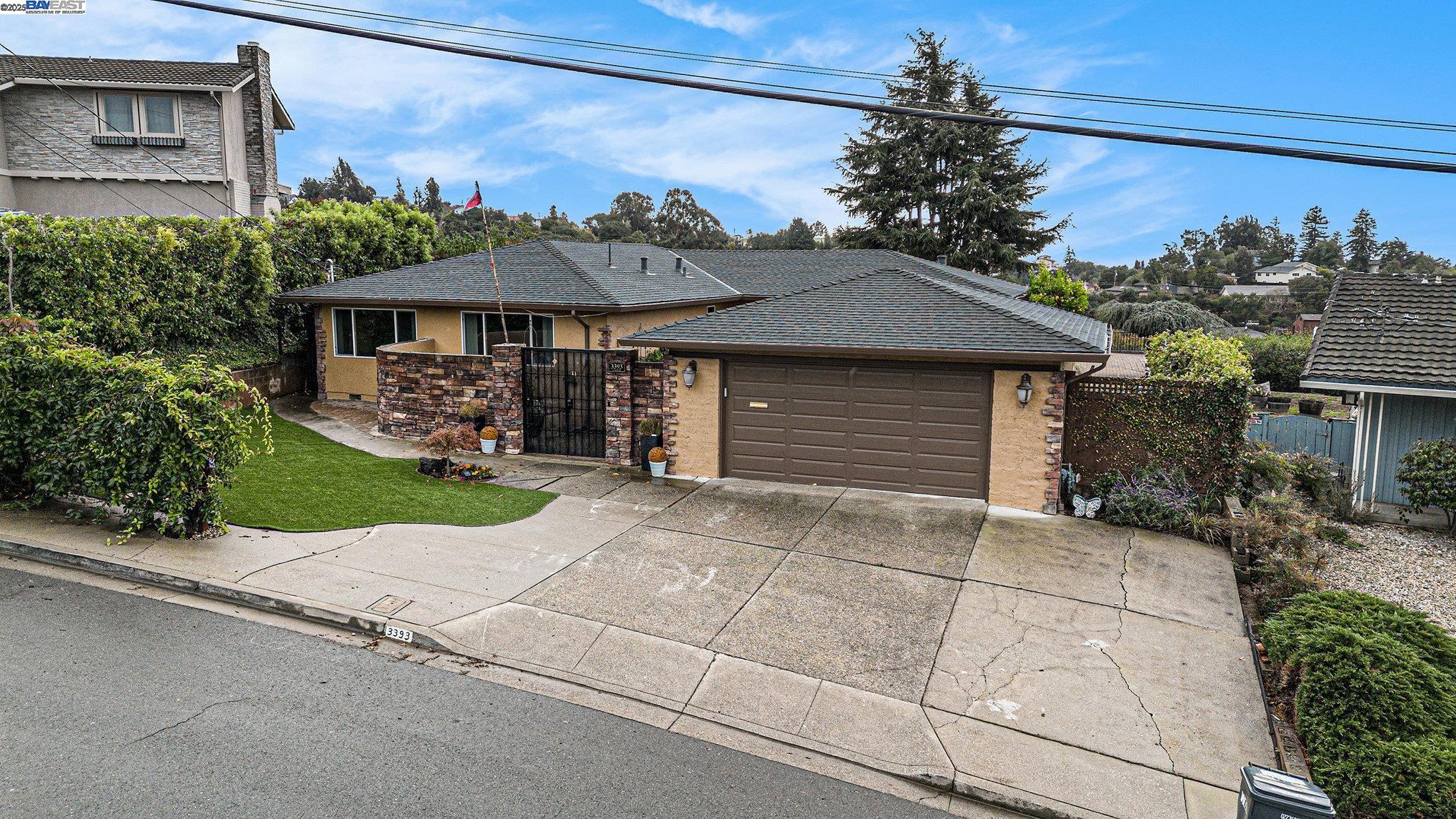 Detail Gallery Image 2 of 34 For 3393 Oakes Dr, Hayward,  CA 94542 - 3 Beds | 3/1 Baths