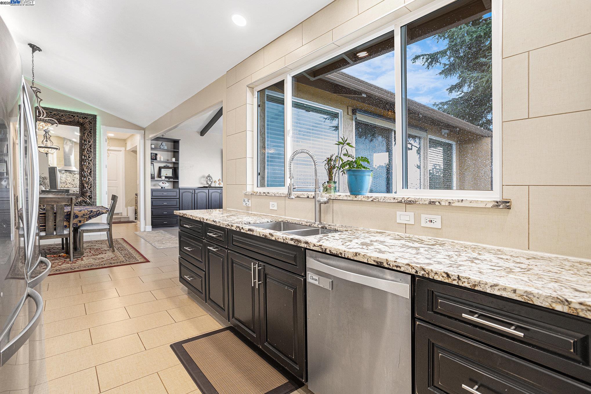 Detail Gallery Image 14 of 34 For 3393 Oakes Dr, Hayward,  CA 94542 - 3 Beds | 3/1 Baths