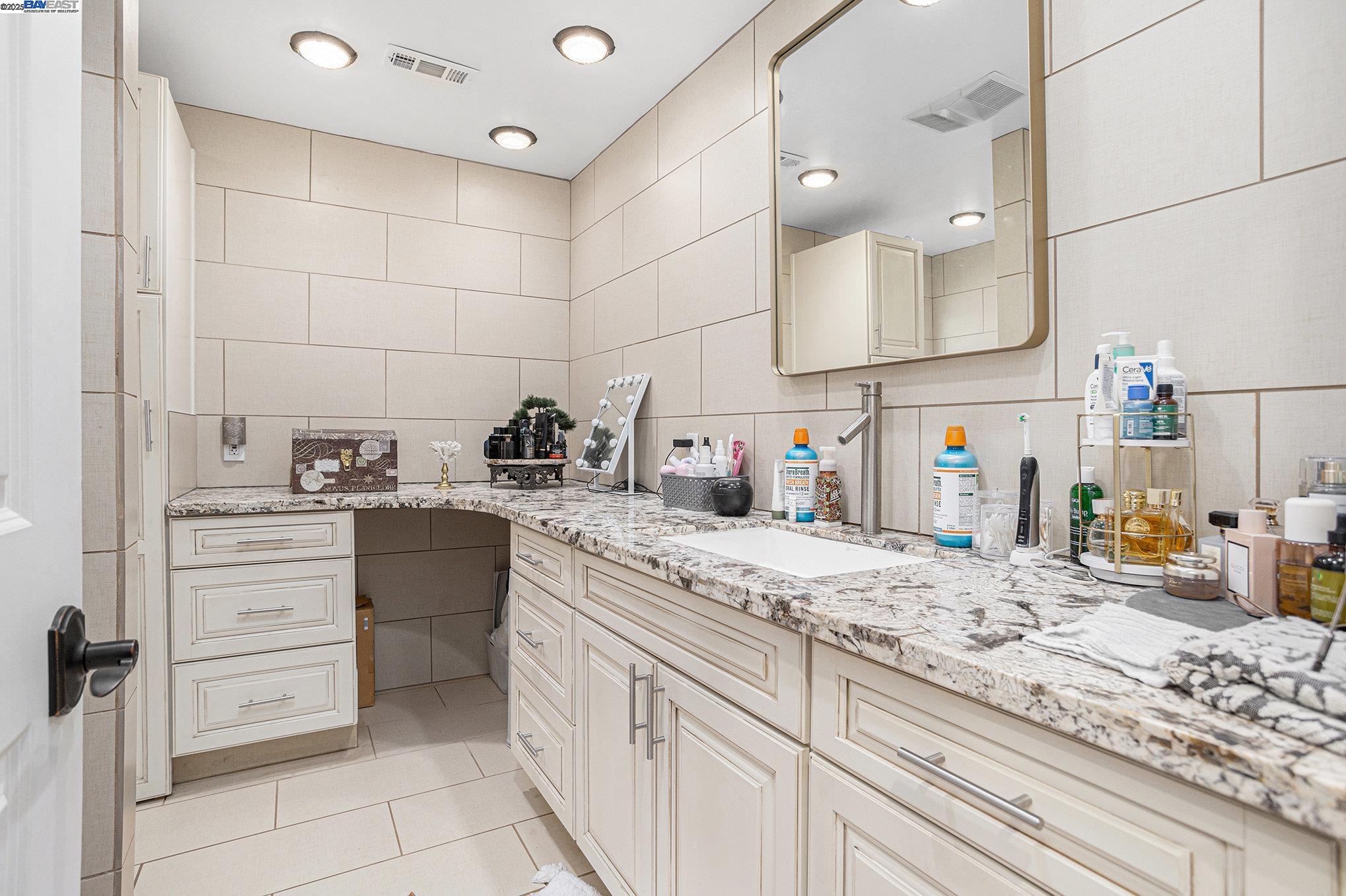 Detail Gallery Image 20 of 34 For 3393 Oakes Dr, Hayward,  CA 94542 - 3 Beds | 3/1 Baths