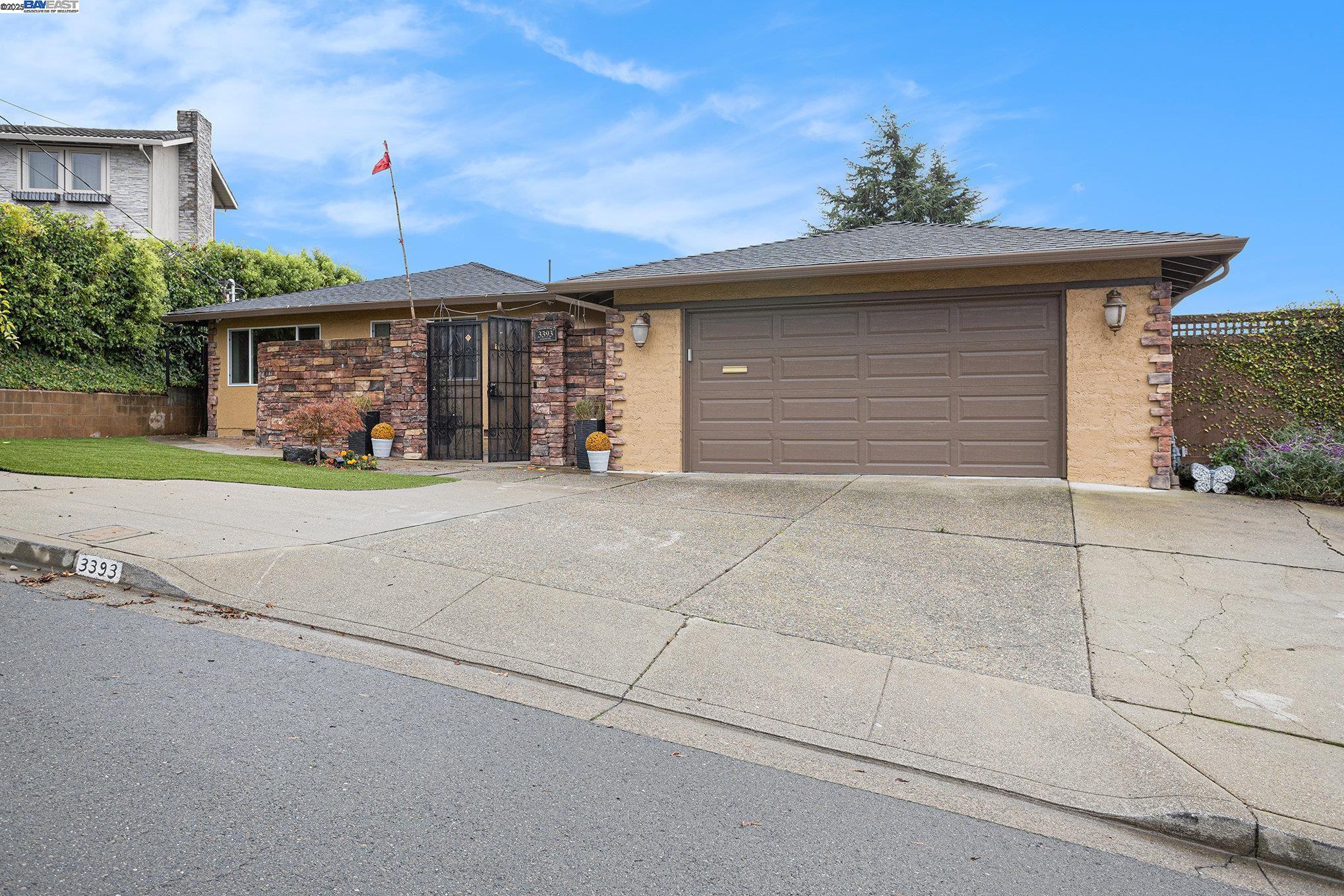 Detail Gallery Image 3 of 34 For 3393 Oakes Dr, Hayward,  CA 94542 - 3 Beds | 3/1 Baths