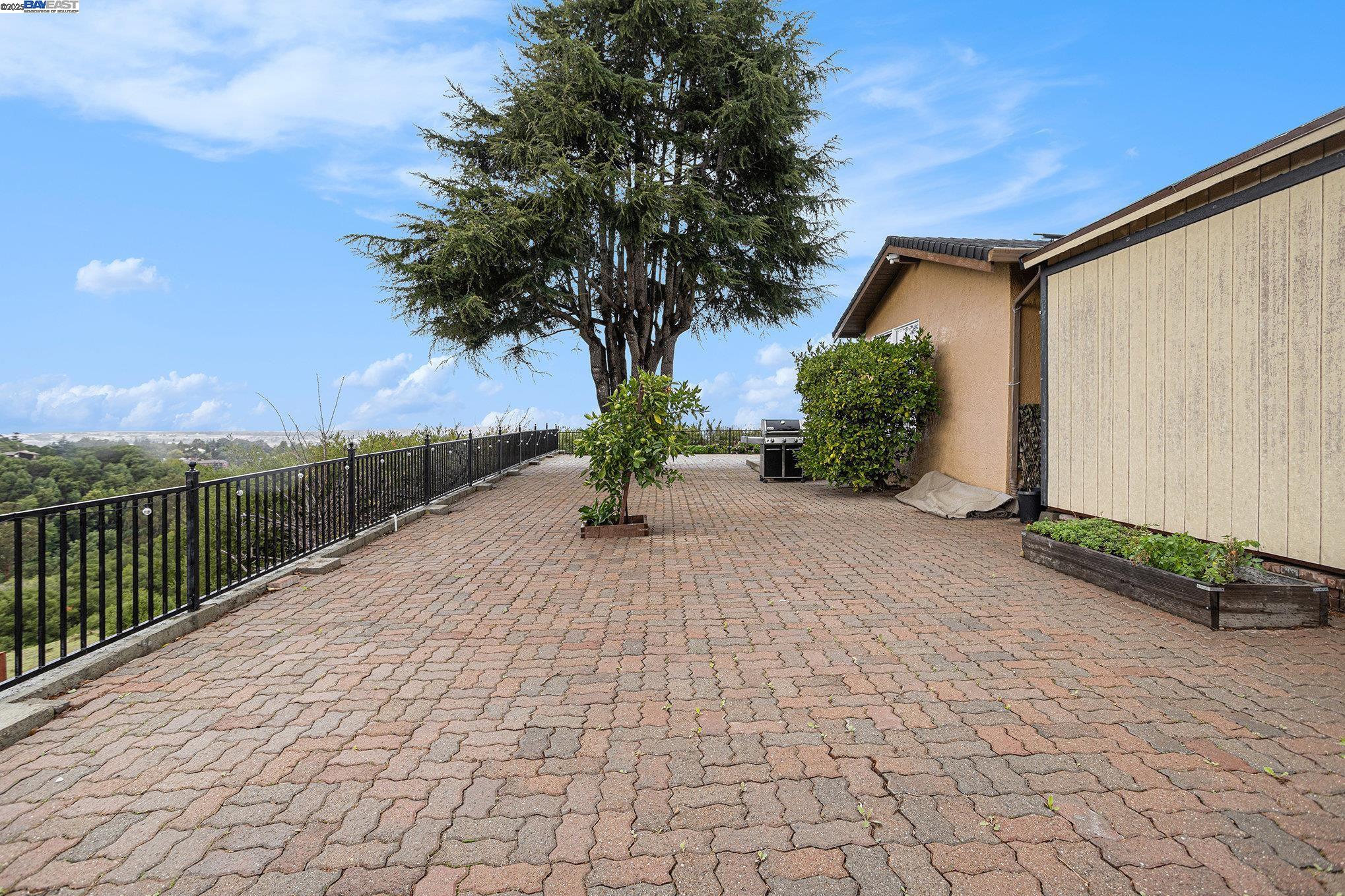 Detail Gallery Image 30 of 34 For 3393 Oakes Dr, Hayward,  CA 94542 - 3 Beds | 3/1 Baths