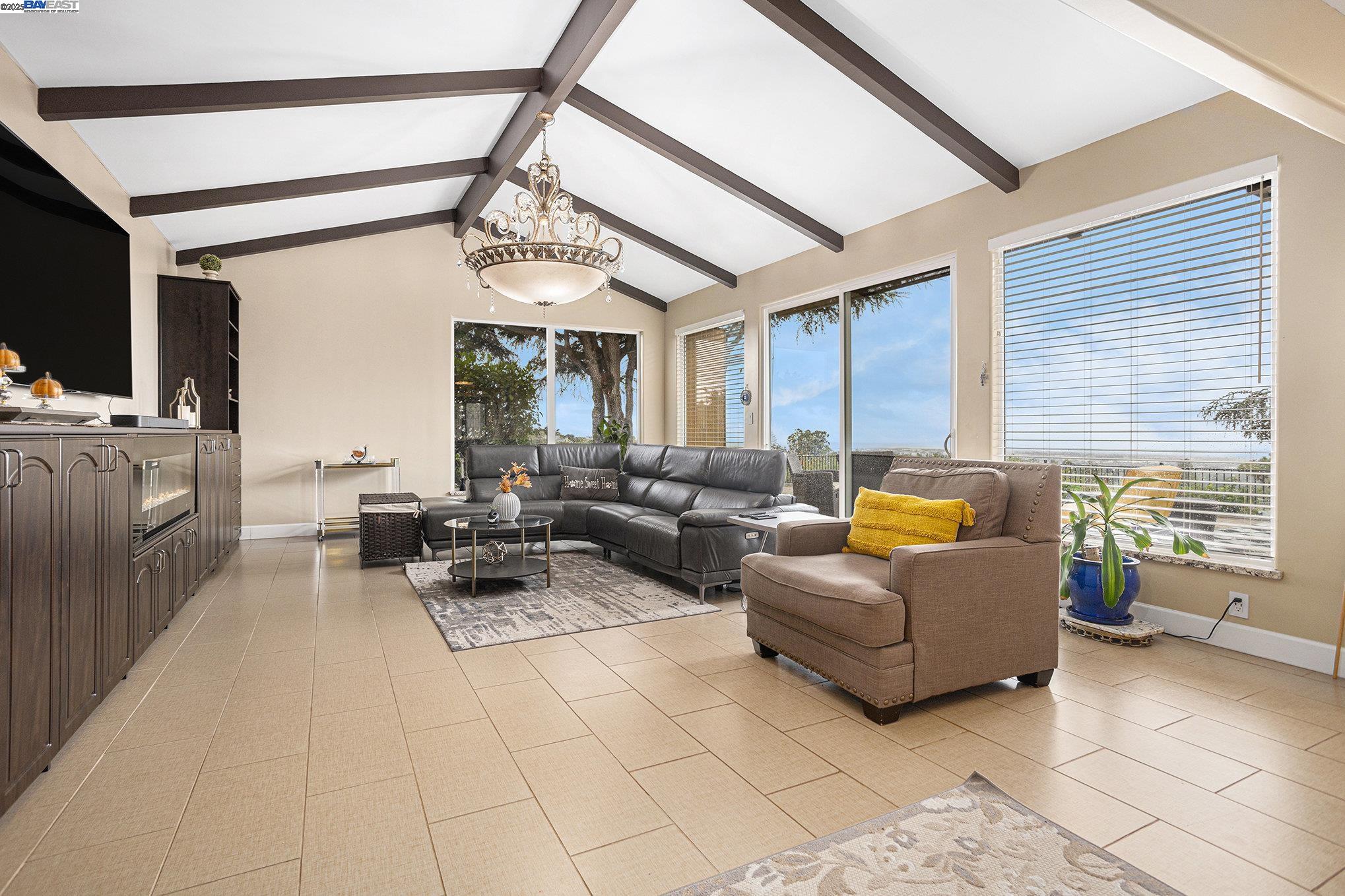 Detail Gallery Image 8 of 34 For 3393 Oakes Dr, Hayward,  CA 94542 - 3 Beds | 3/1 Baths