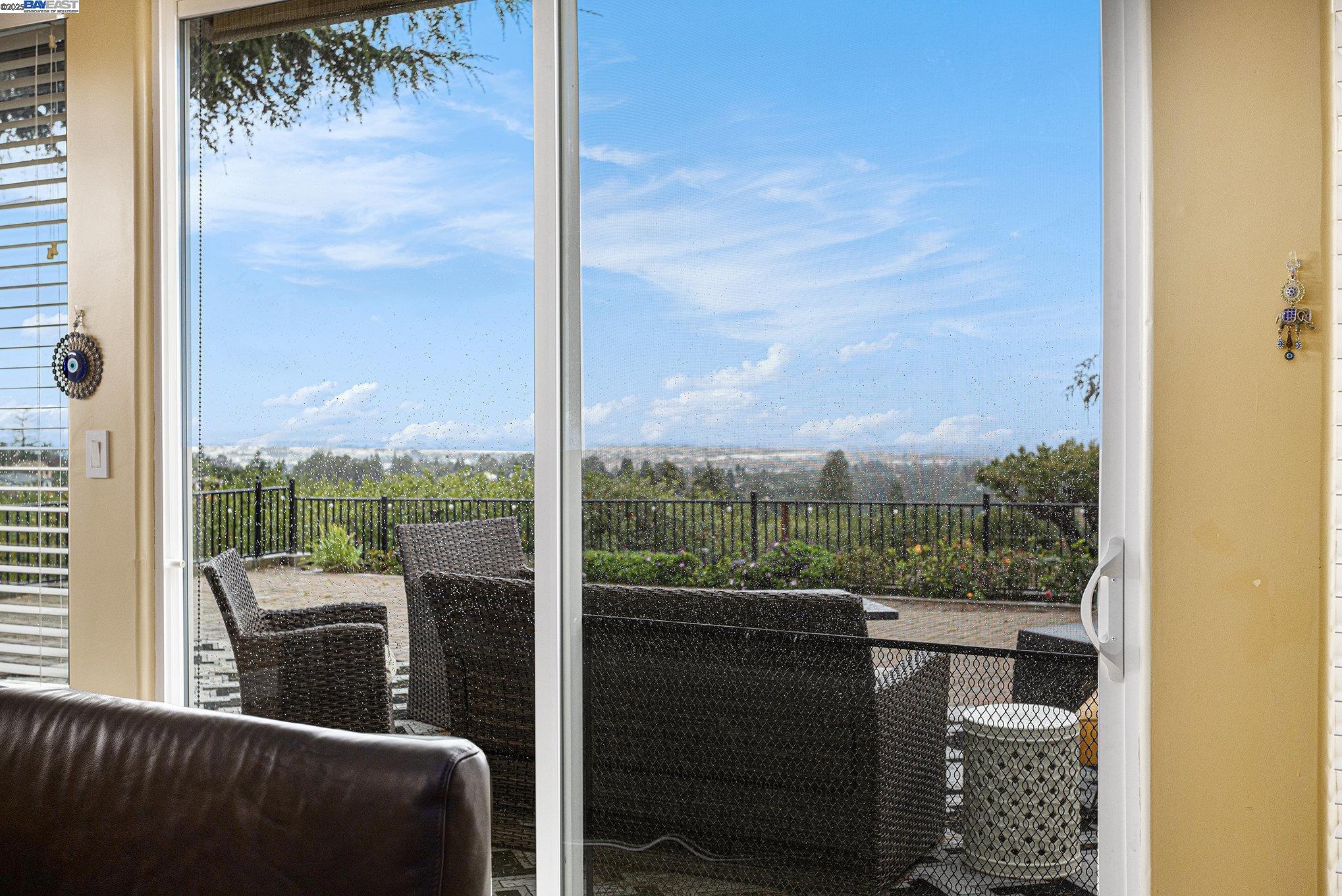 Detail Gallery Image 9 of 34 For 3393 Oakes Dr, Hayward,  CA 94542 - 3 Beds | 3/1 Baths