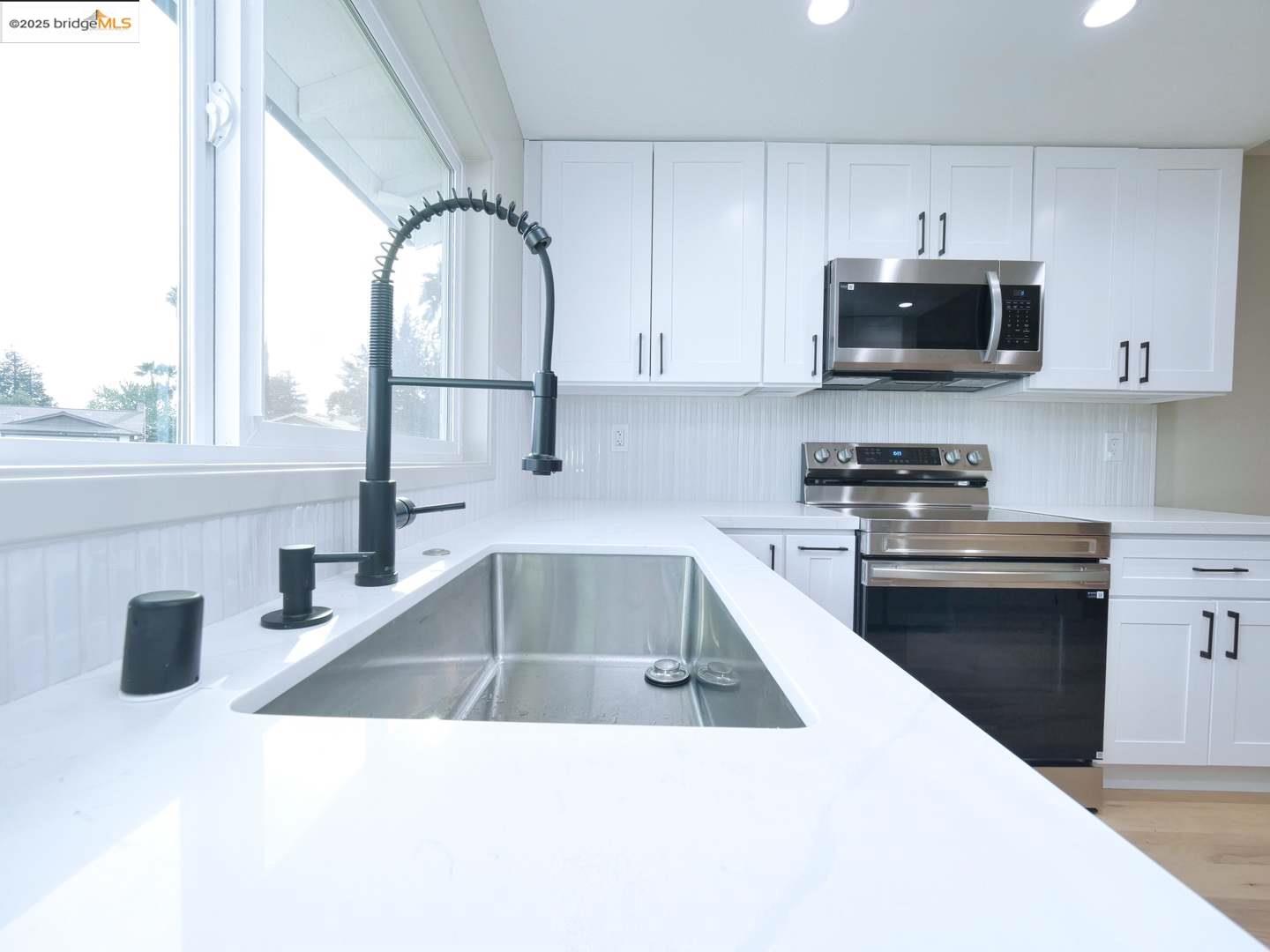 Detail Gallery Image 6 of 45 For 2112 Matthew Ct, Pittsburg,  CA 94565 - 4 Beds | 2 Baths