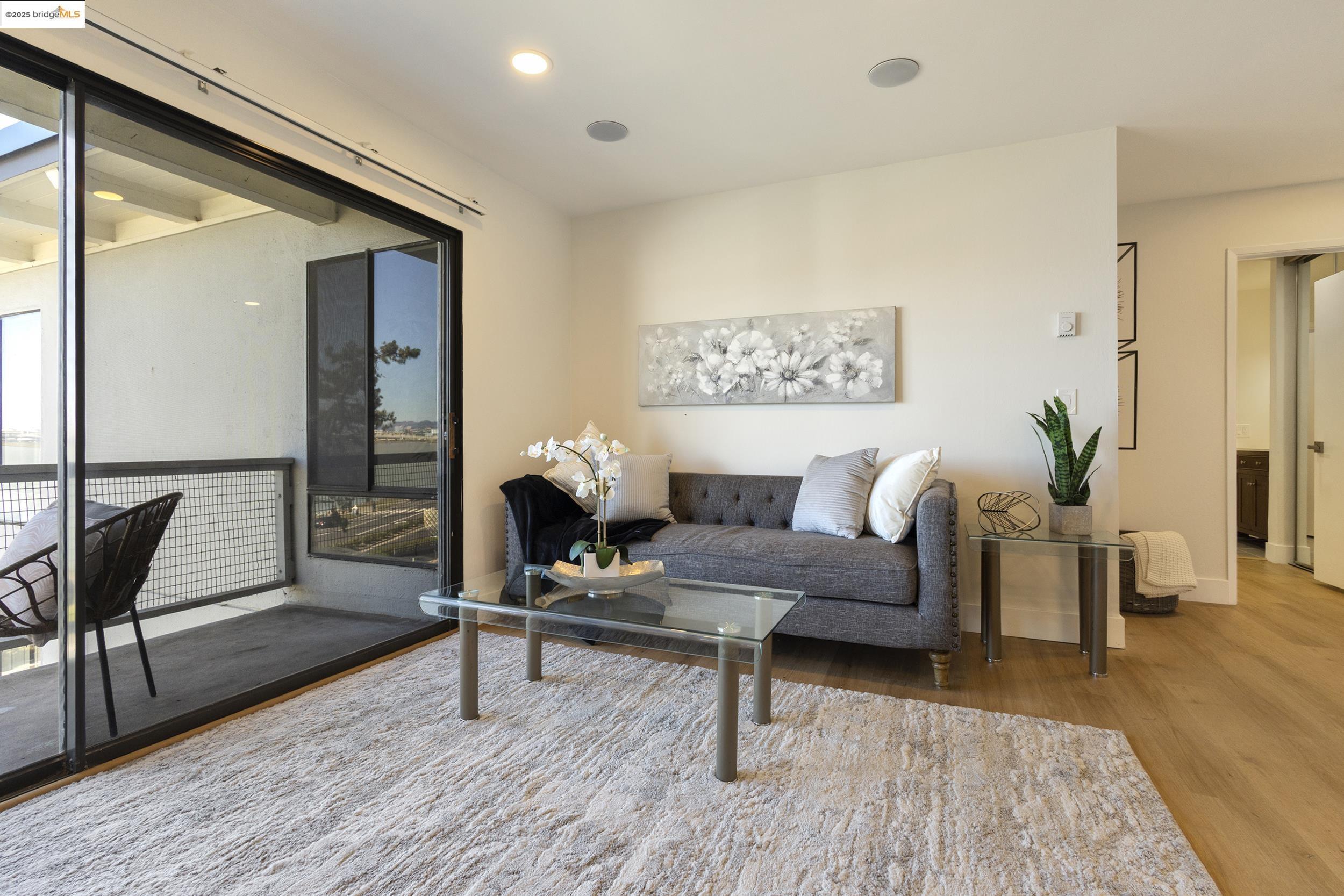 Detail Gallery Image 5 of 25 For 2 Anchor #F497,  Emeryville,  CA 94608 - 1 Beds | 1 Baths