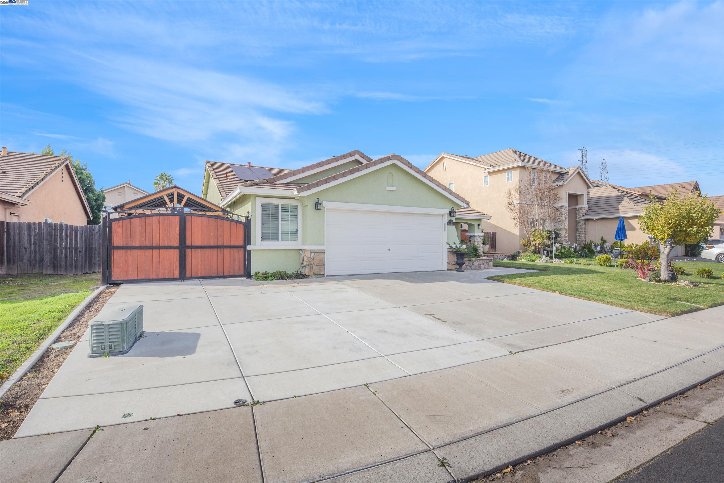 Detail Gallery Image 2 of 35 For 715 Bobcat Ln, Manteca,  CA 95336 - 4 Beds | 2 Baths