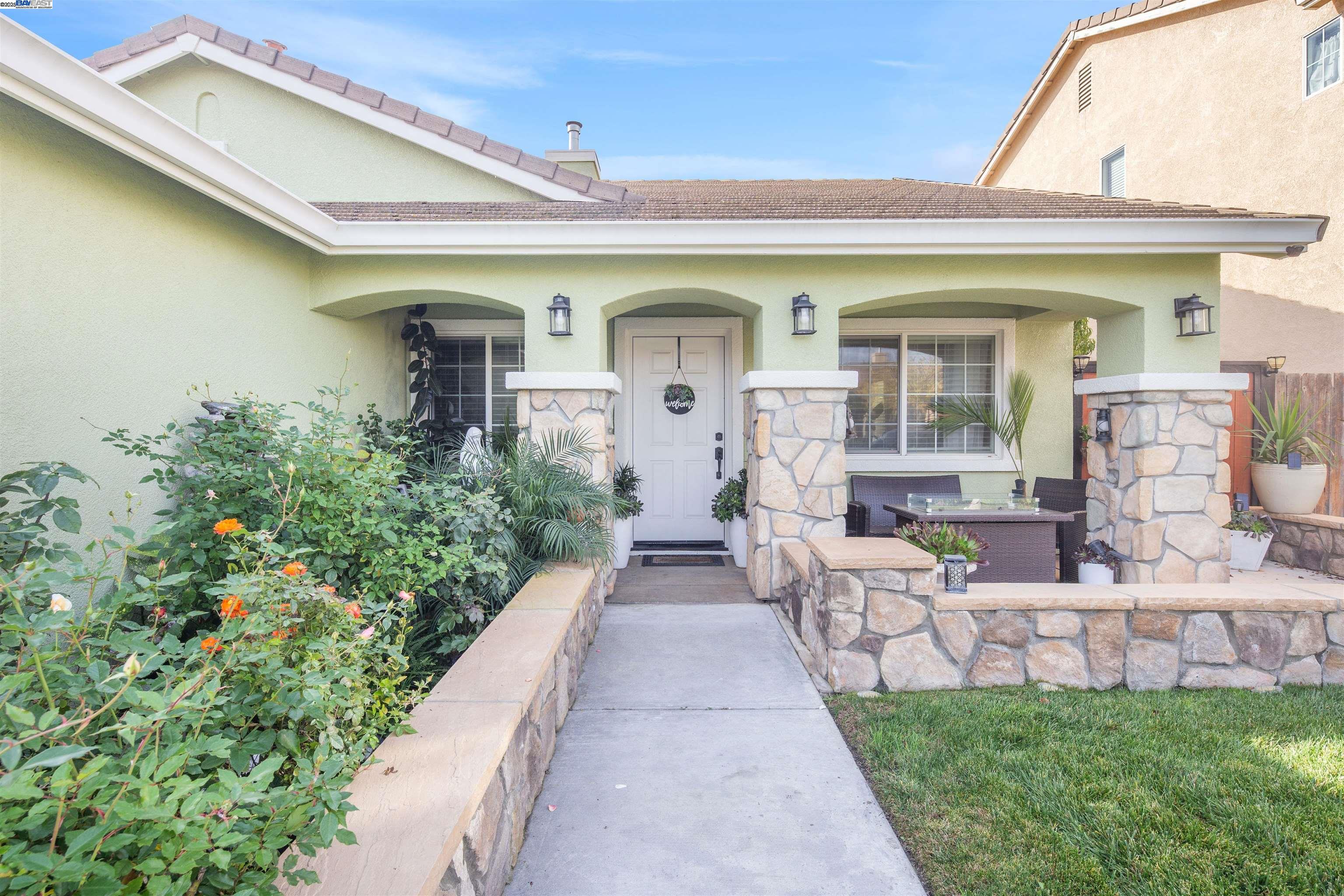 Detail Gallery Image 4 of 35 For 715 Bobcat Ln, Manteca,  CA 95336 - 4 Beds | 2 Baths