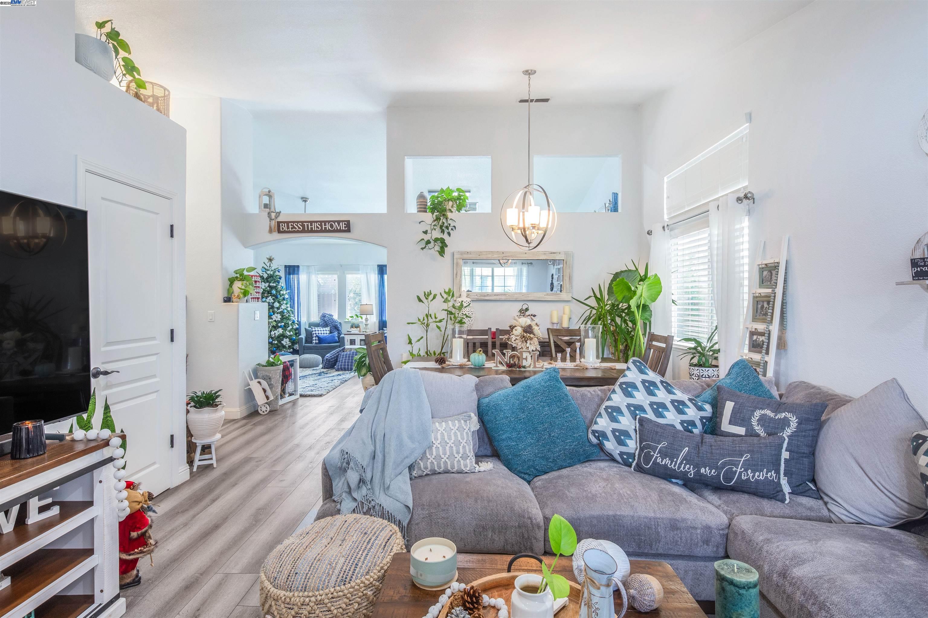 Detail Gallery Image 6 of 35 For 715 Bobcat Ln, Manteca,  CA 95336 - 4 Beds | 2 Baths