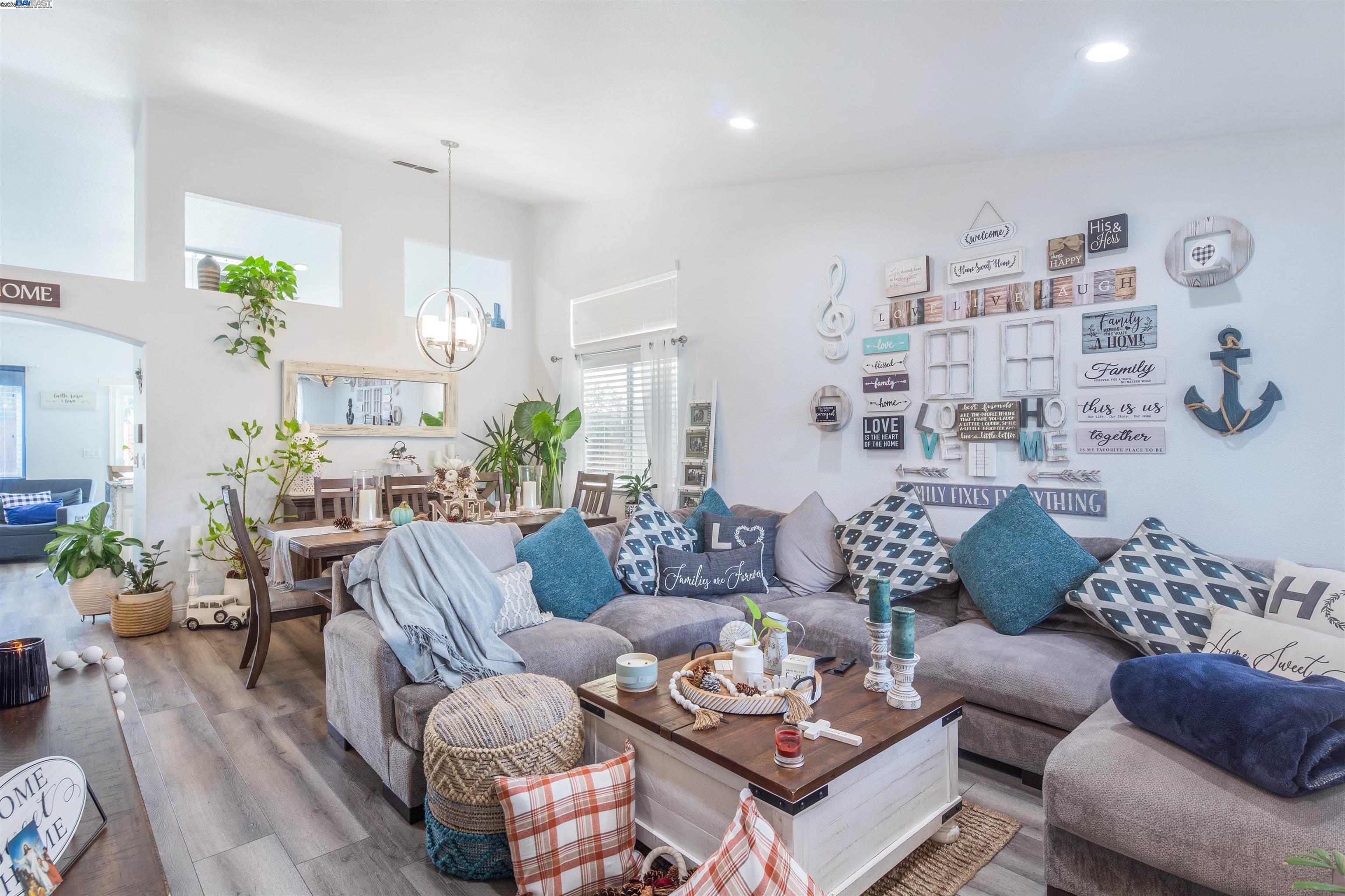 Detail Gallery Image 7 of 35 For 715 Bobcat Ln, Manteca,  CA 95336 - 4 Beds | 2 Baths