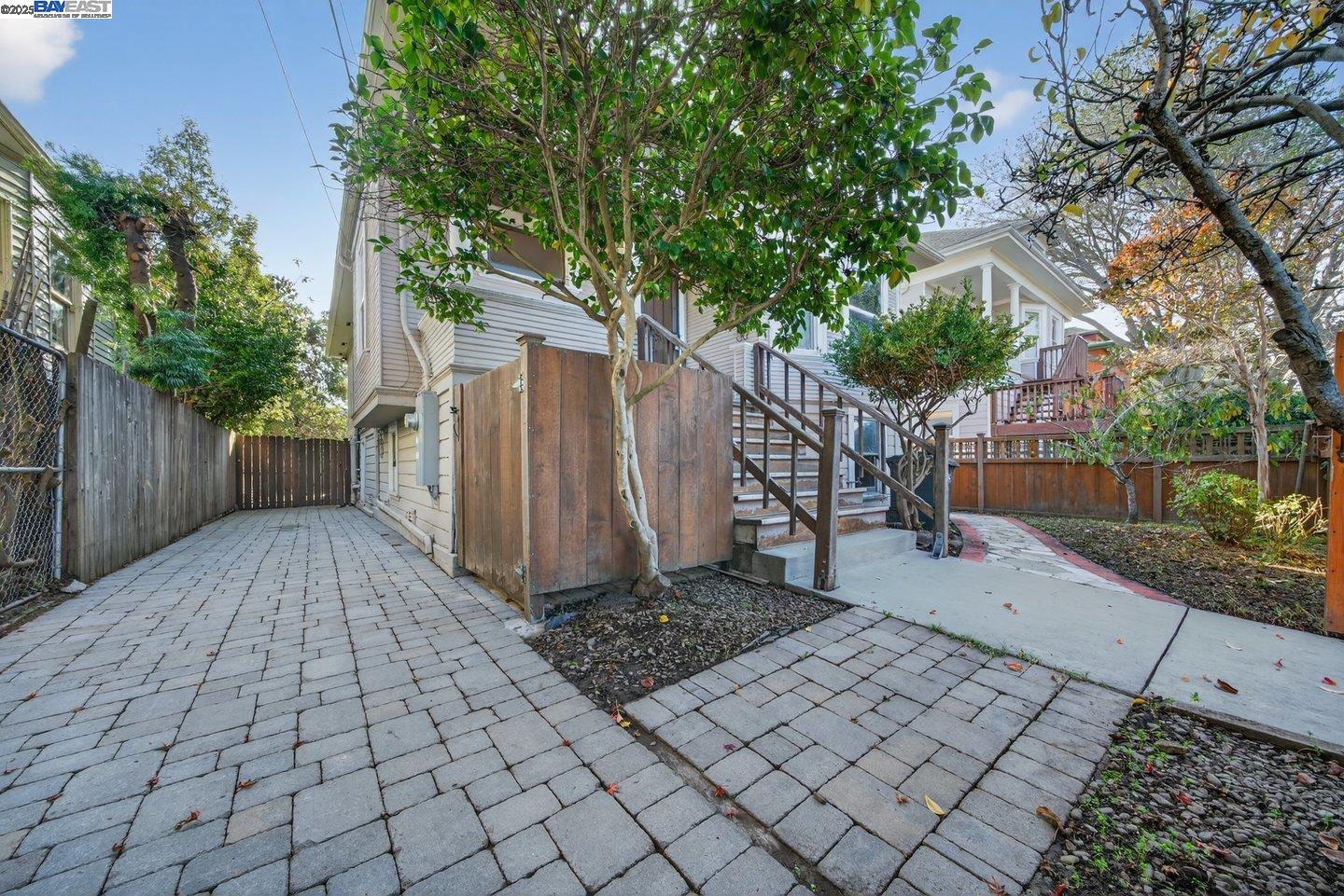 Detail Gallery Image 4 of 32 For 1922 Woolsey St, Berkeley,  CA 94703 - 3 Beds | 1 Baths