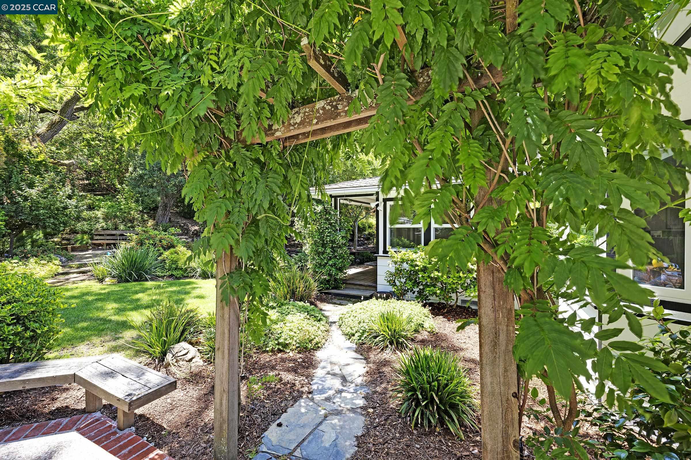 Detail Gallery Image 13 of 40 For 345 Shire Oaks Court, Lafayette,  CA 94549 - 3 Beds | 2/1 Baths