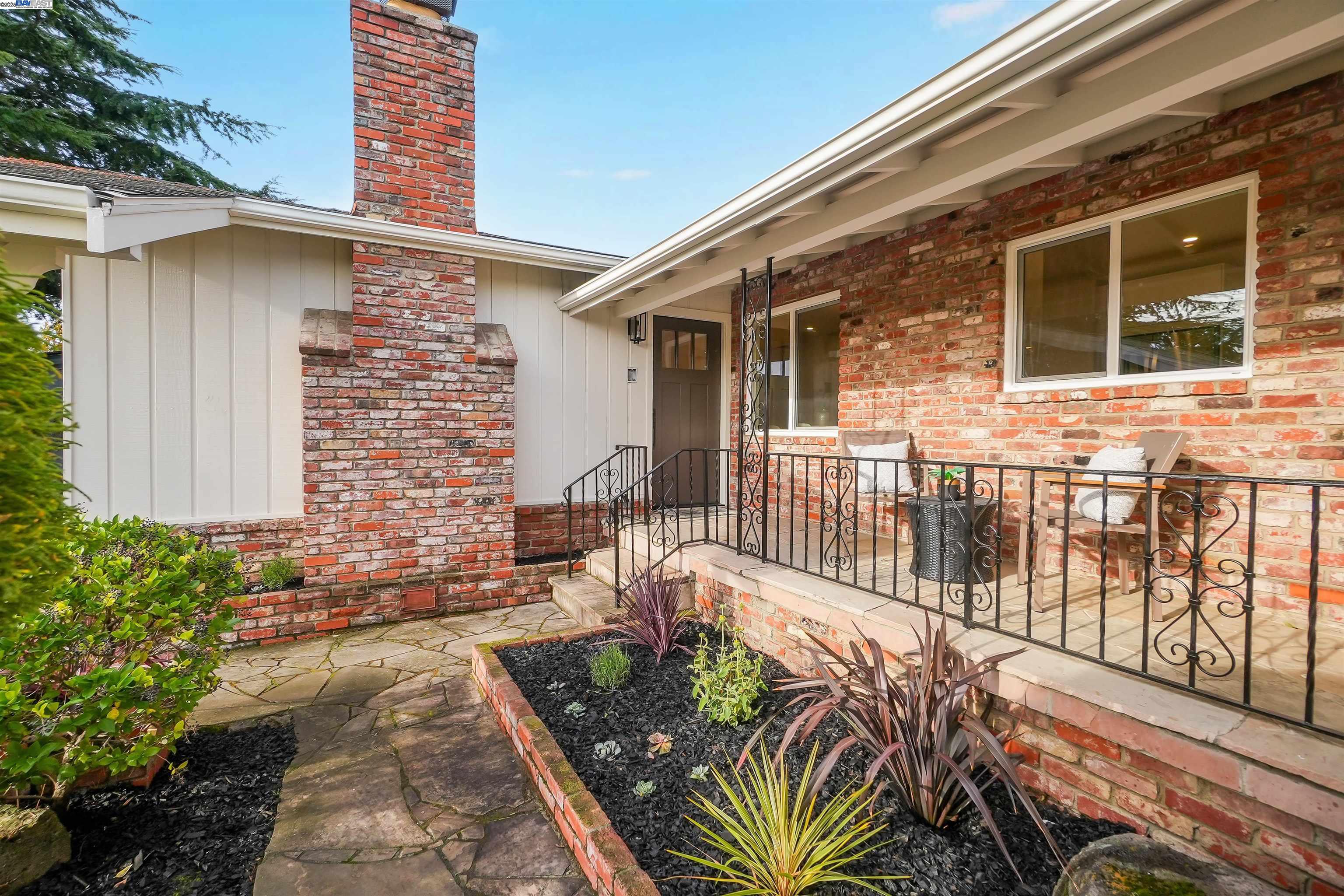 Detail Gallery Image 2 of 57 For 20255 Yeandle Ave, Castro Valley,  CA 94546 - 3 Beds | 2 Baths
