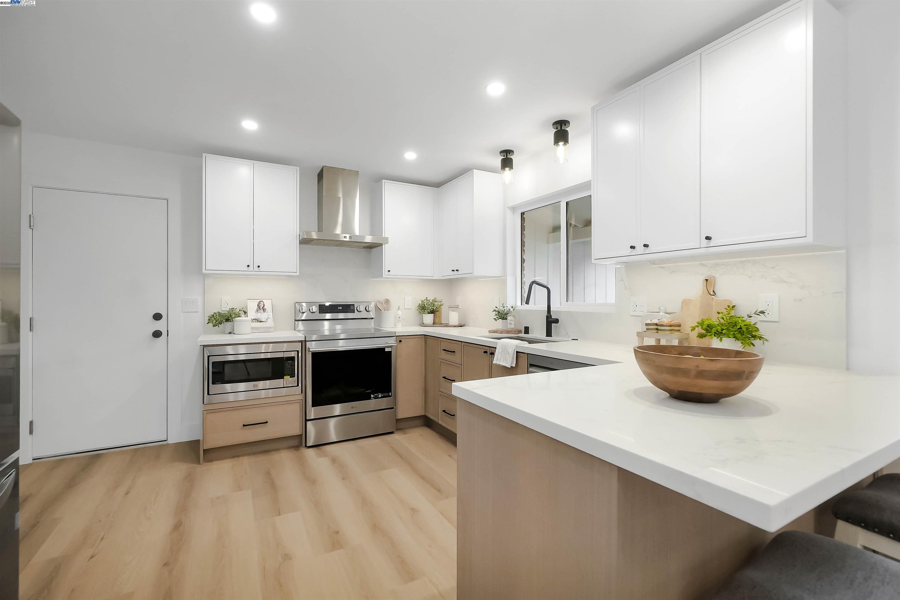 Detail Gallery Image 13 of 57 For 20255 Yeandle Ave, Castro Valley,  CA 94546 - 3 Beds | 2 Baths