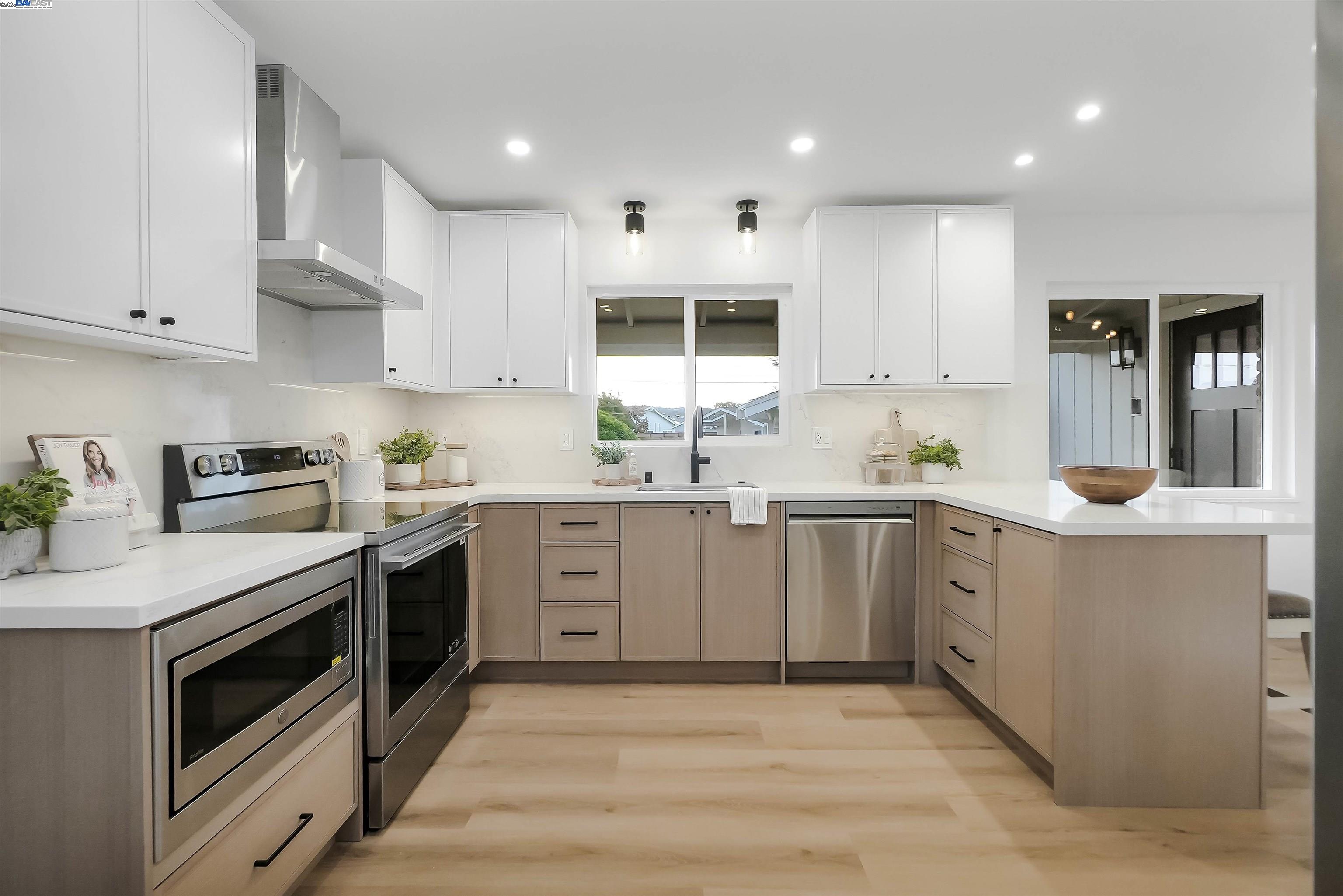 Detail Gallery Image 14 of 57 For 20255 Yeandle Ave, Castro Valley,  CA 94546 - 3 Beds | 2 Baths