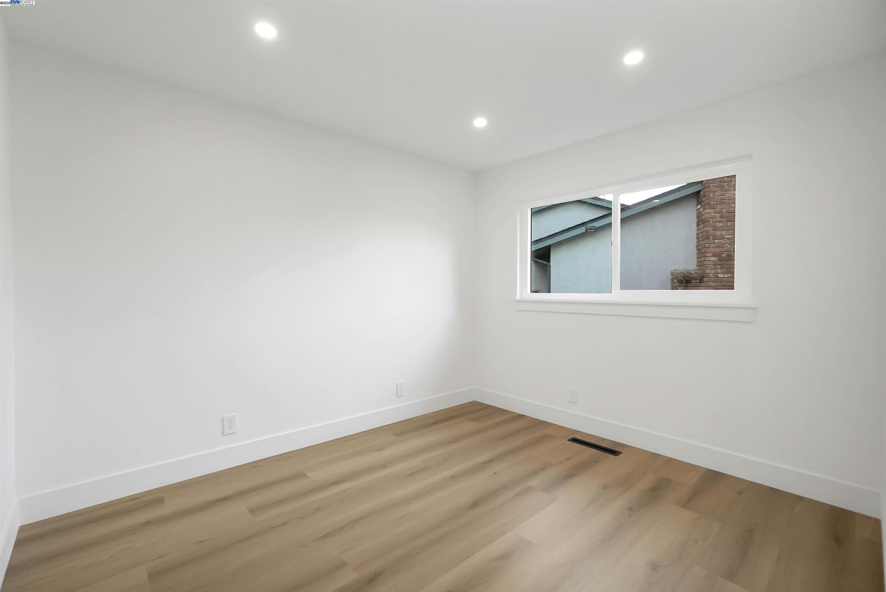 Detail Gallery Image 22 of 57 For 20255 Yeandle Ave, Castro Valley,  CA 94546 - 3 Beds | 2 Baths