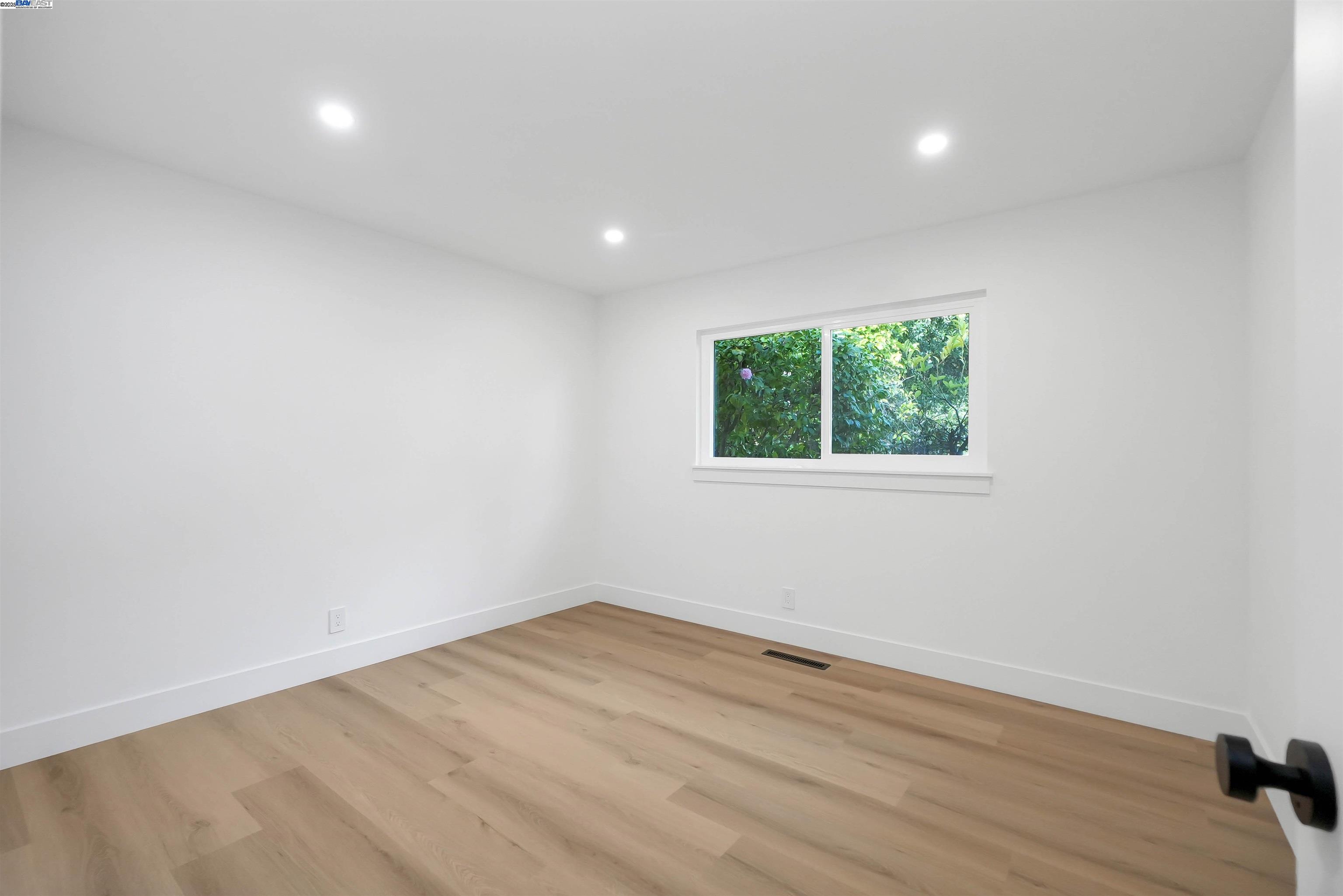 Detail Gallery Image 34 of 57 For 20255 Yeandle Ave, Castro Valley,  CA 94546 - 3 Beds | 2 Baths