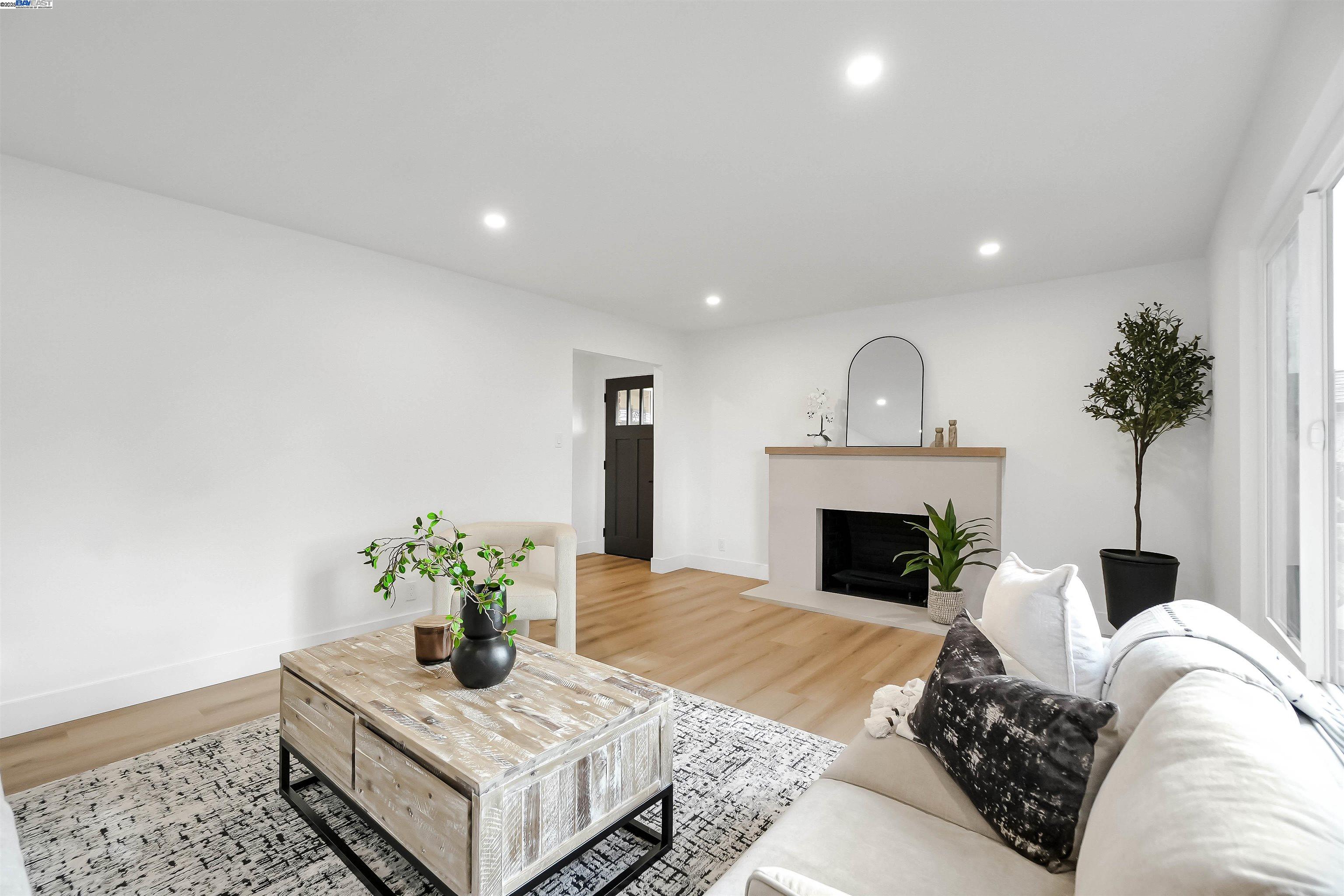 Detail Gallery Image 8 of 57 For 20255 Yeandle Ave, Castro Valley,  CA 94546 - 3 Beds | 2 Baths