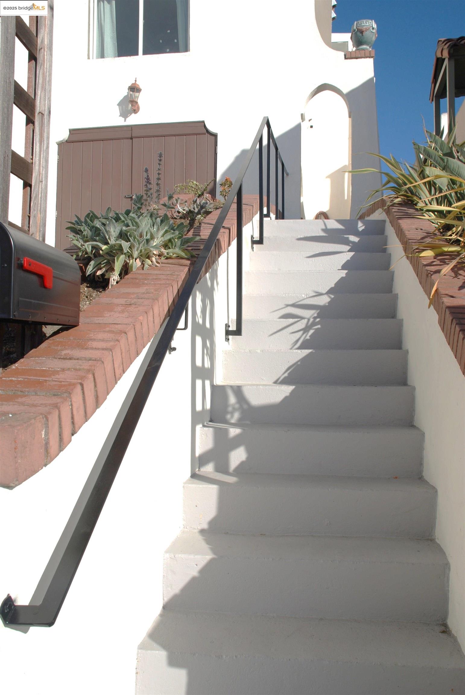 Detail Gallery Image 3 of 39 For 838 Vermont St, Oakland,  CA 94610 - 2 Beds | 2 Baths