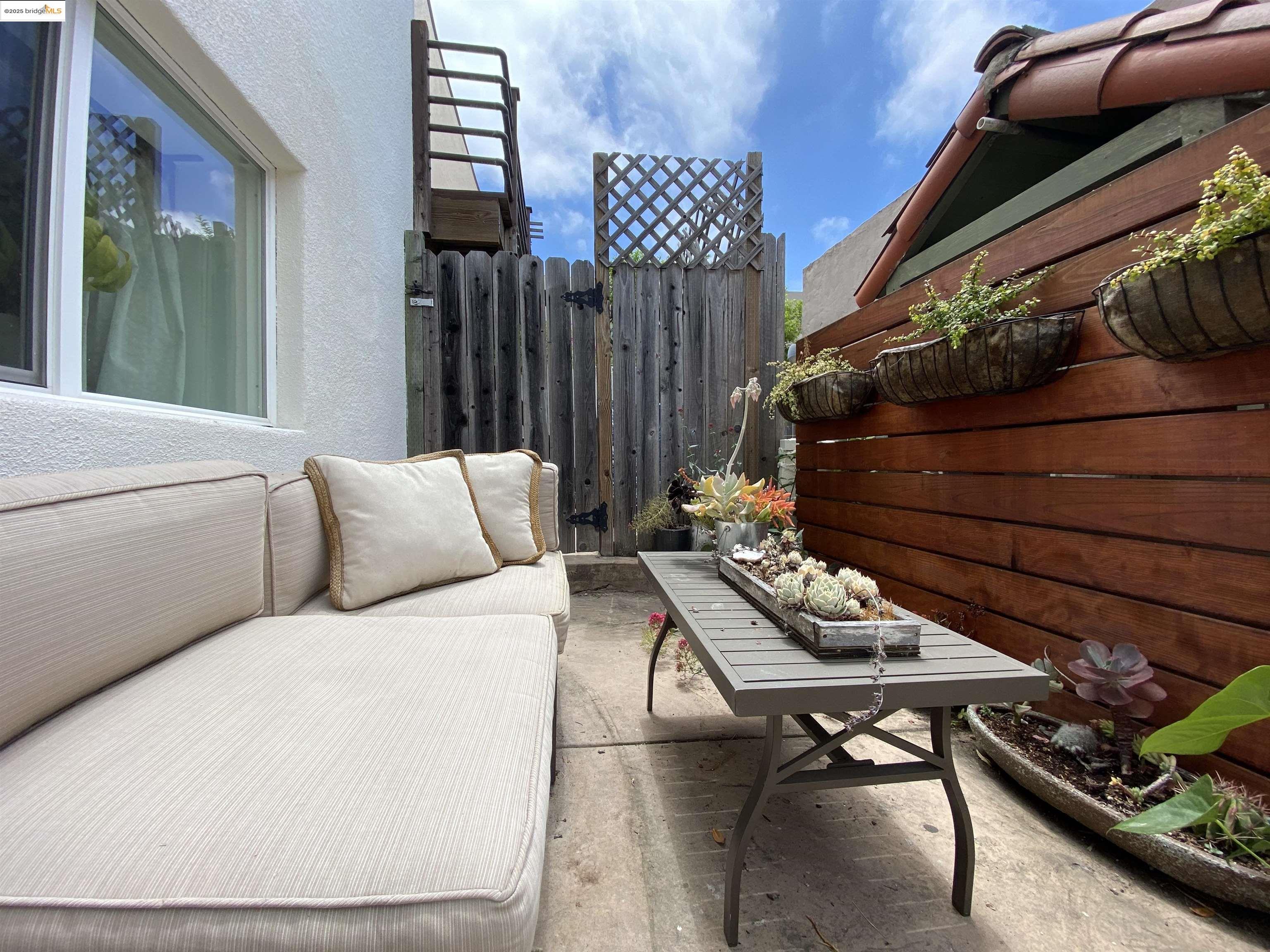 Detail Gallery Image 5 of 39 For 838 Vermont St, Oakland,  CA 94610 - 2 Beds | 2 Baths