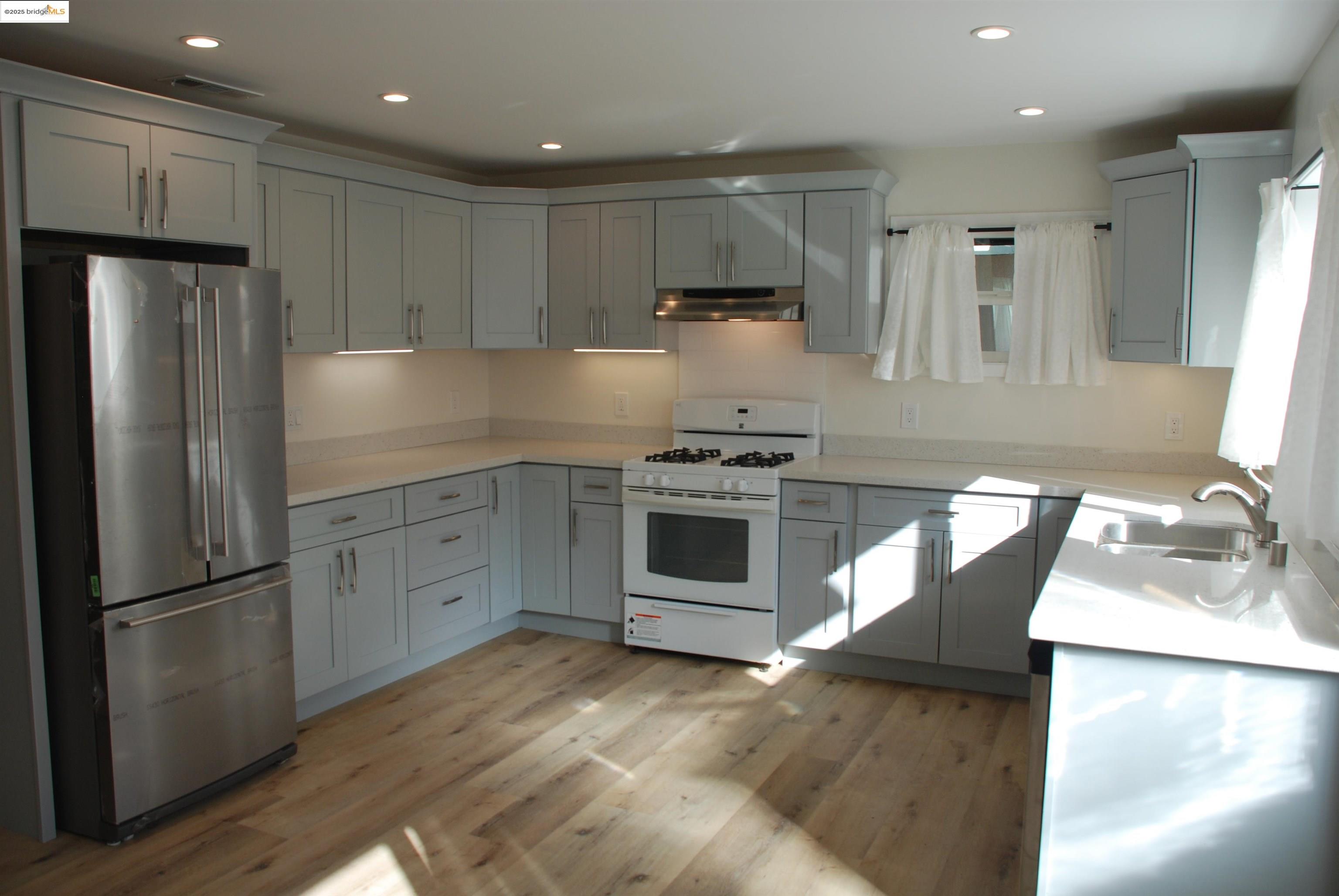 Detail Gallery Image 7 of 39 For 838 Vermont St, Oakland,  CA 94610 - 2 Beds | 2 Baths