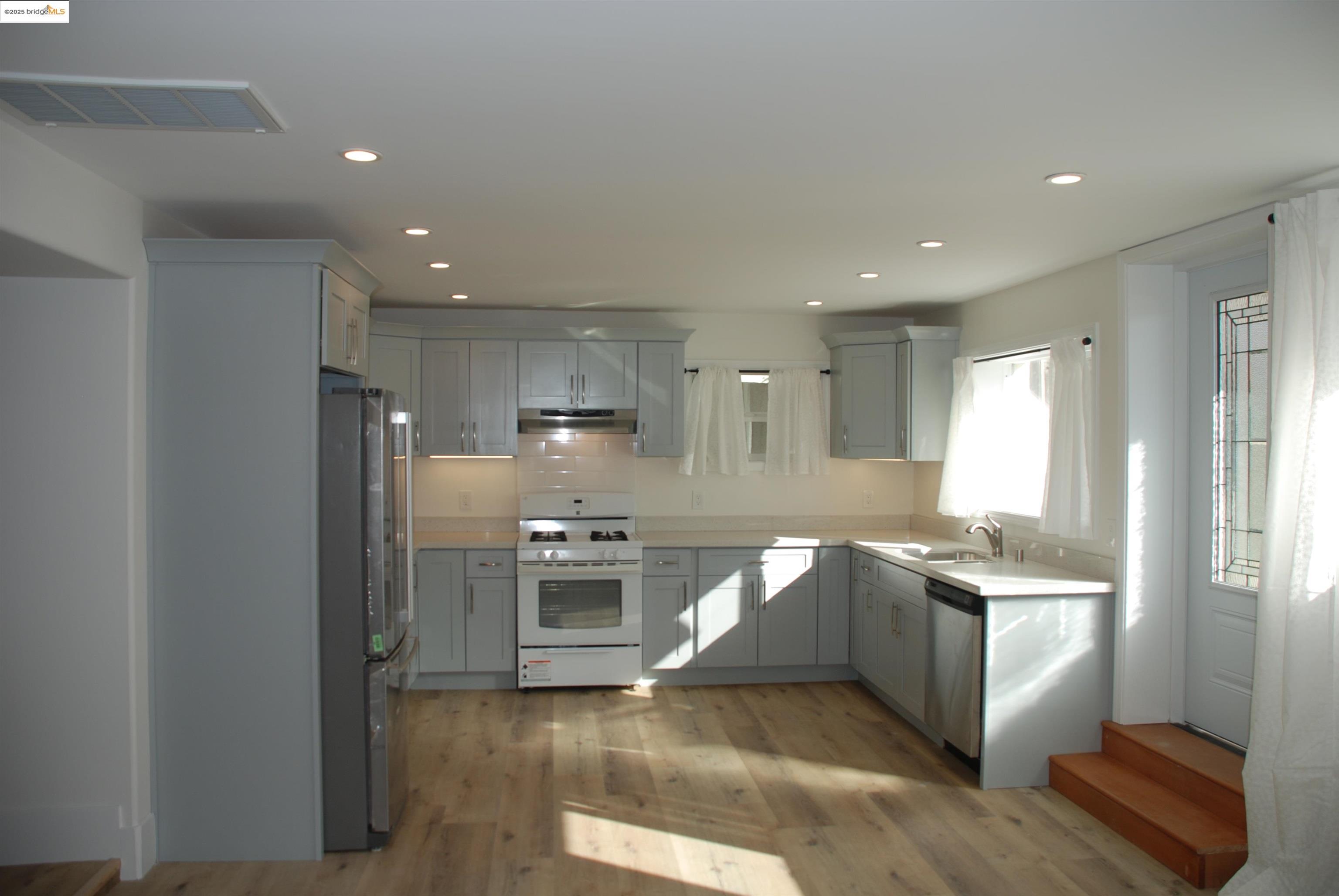 Detail Gallery Image 8 of 39 For 838 Vermont St, Oakland,  CA 94610 - 2 Beds | 2 Baths