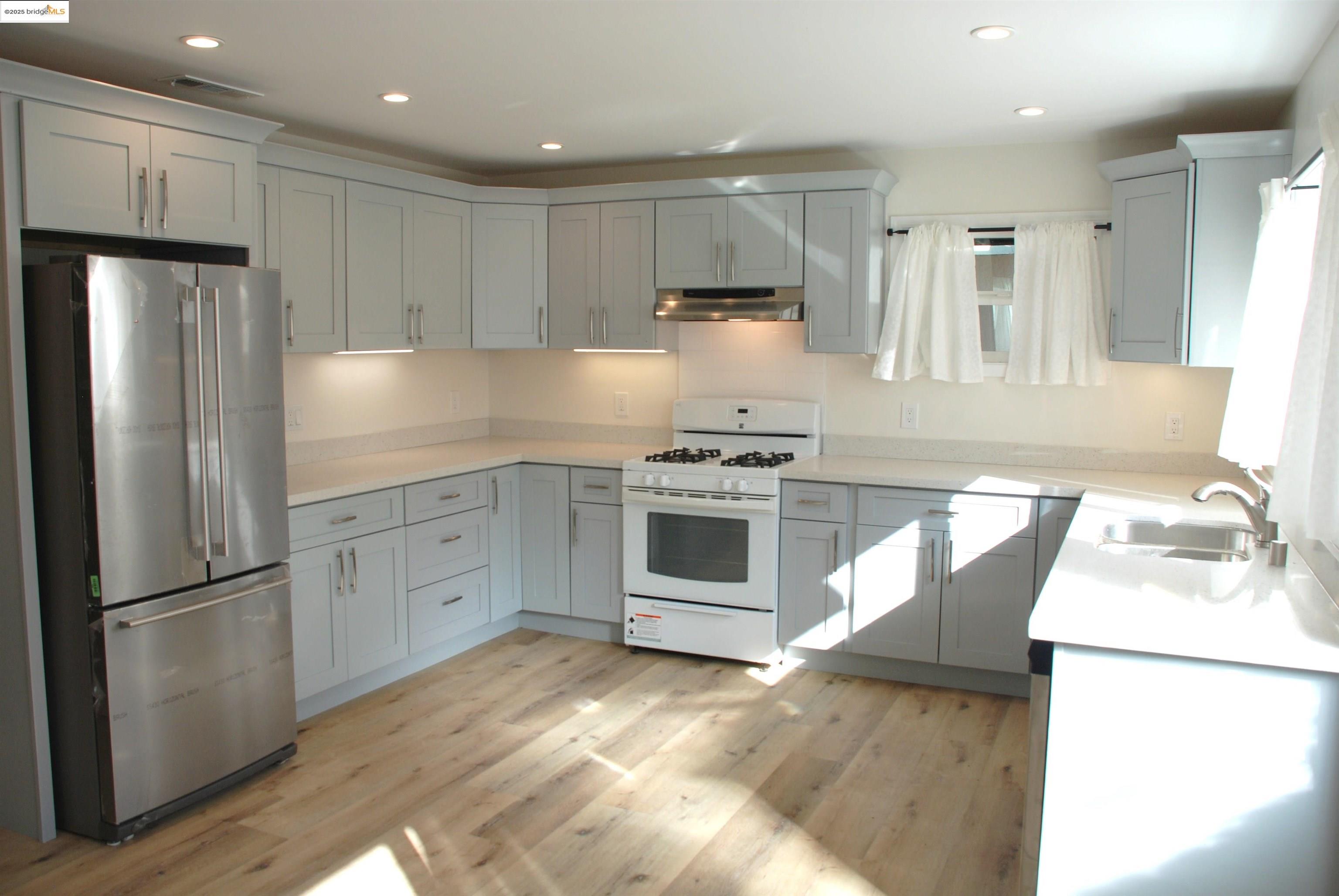 Detail Gallery Image 9 of 39 For 838 Vermont St, Oakland,  CA 94610 - 2 Beds | 2 Baths