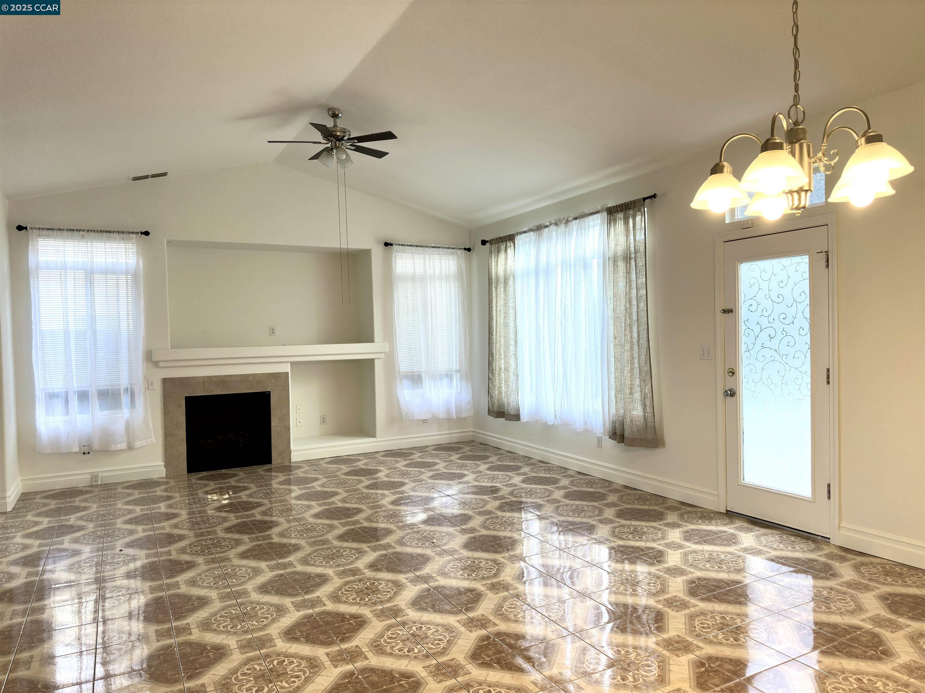 Detail Gallery Image 2 of 14 For 111 Steinbeck Ct, Pittsburg,  CA 94565 - 4 Beds | 2 Baths