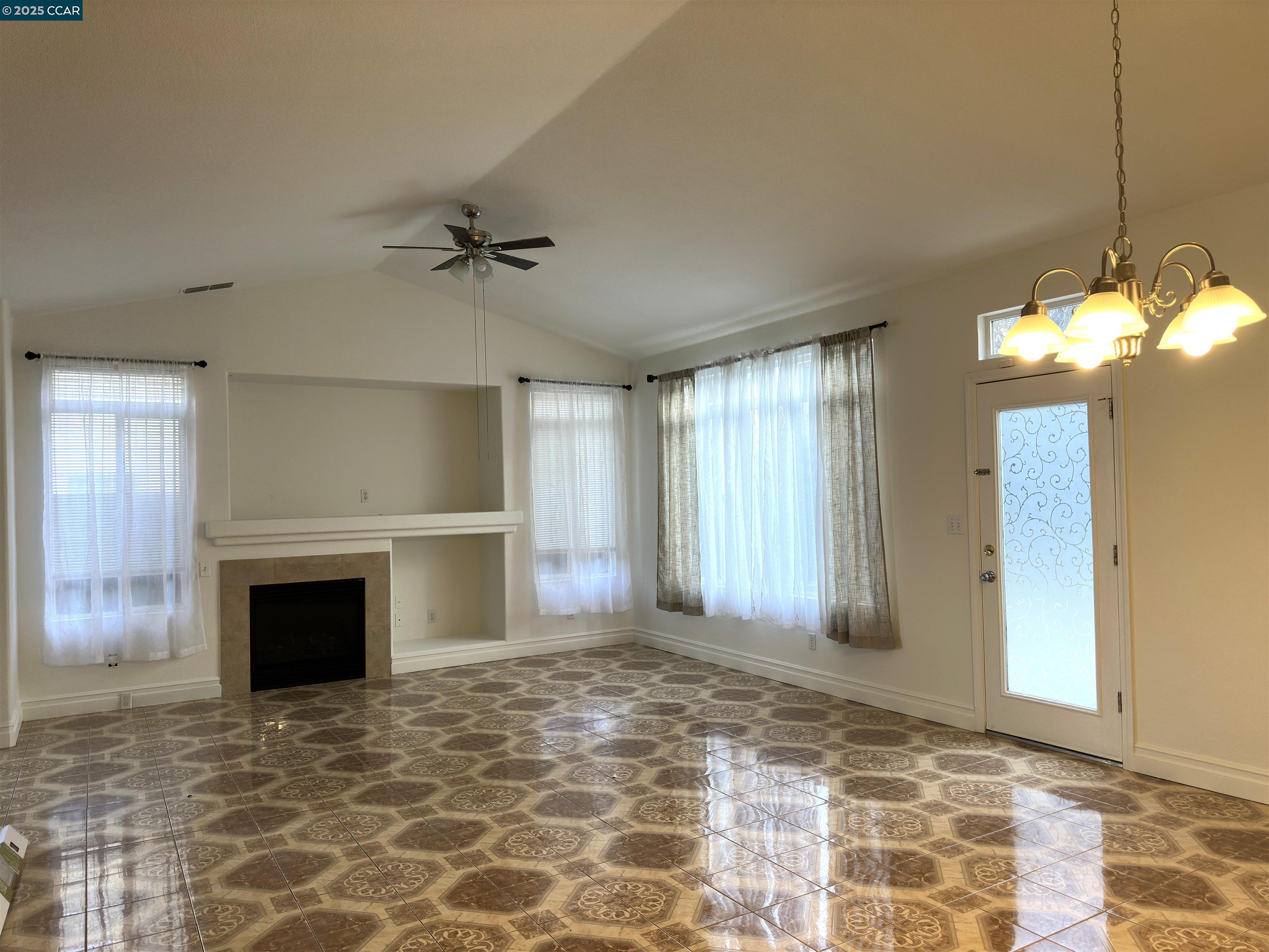 Detail Gallery Image 3 of 14 For 111 Steinbeck Ct, Pittsburg,  CA 94565 - 4 Beds | 2 Baths