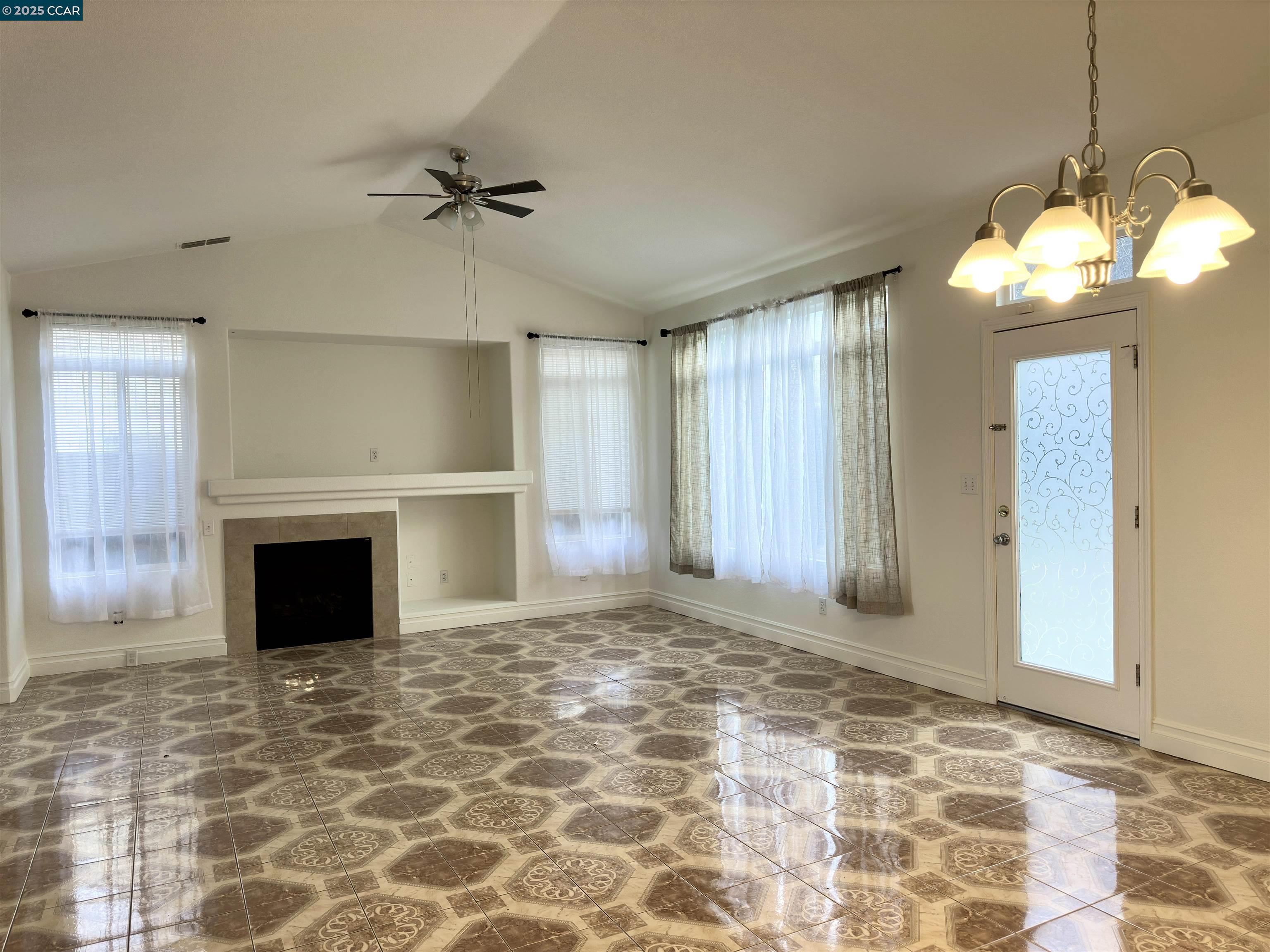 Detail Gallery Image 4 of 14 For 111 Steinbeck Ct, Pittsburg,  CA 94565 - 4 Beds | 2 Baths