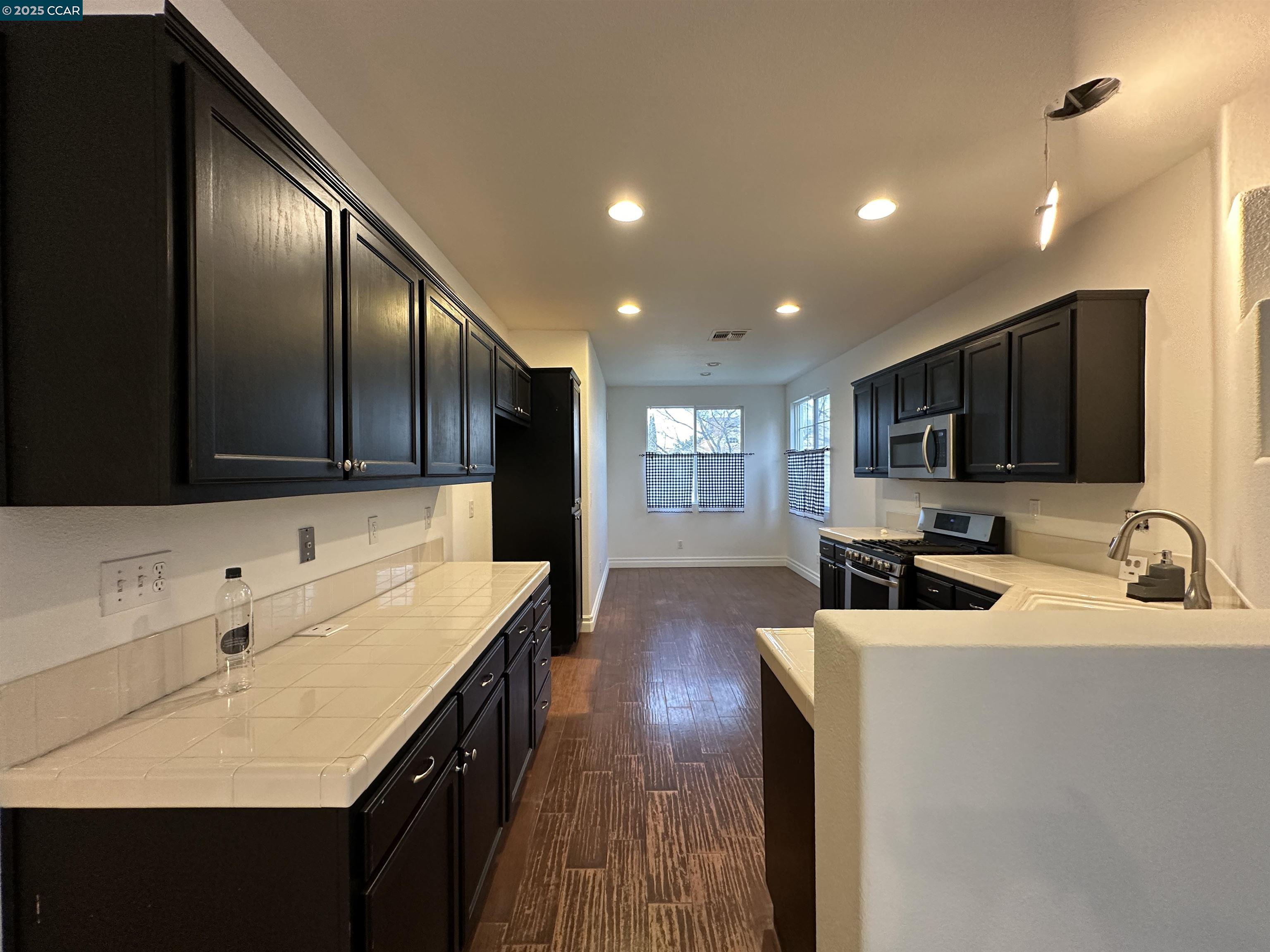 Detail Gallery Image 5 of 14 For 111 Steinbeck Ct, Pittsburg,  CA 94565 - 4 Beds | 2 Baths