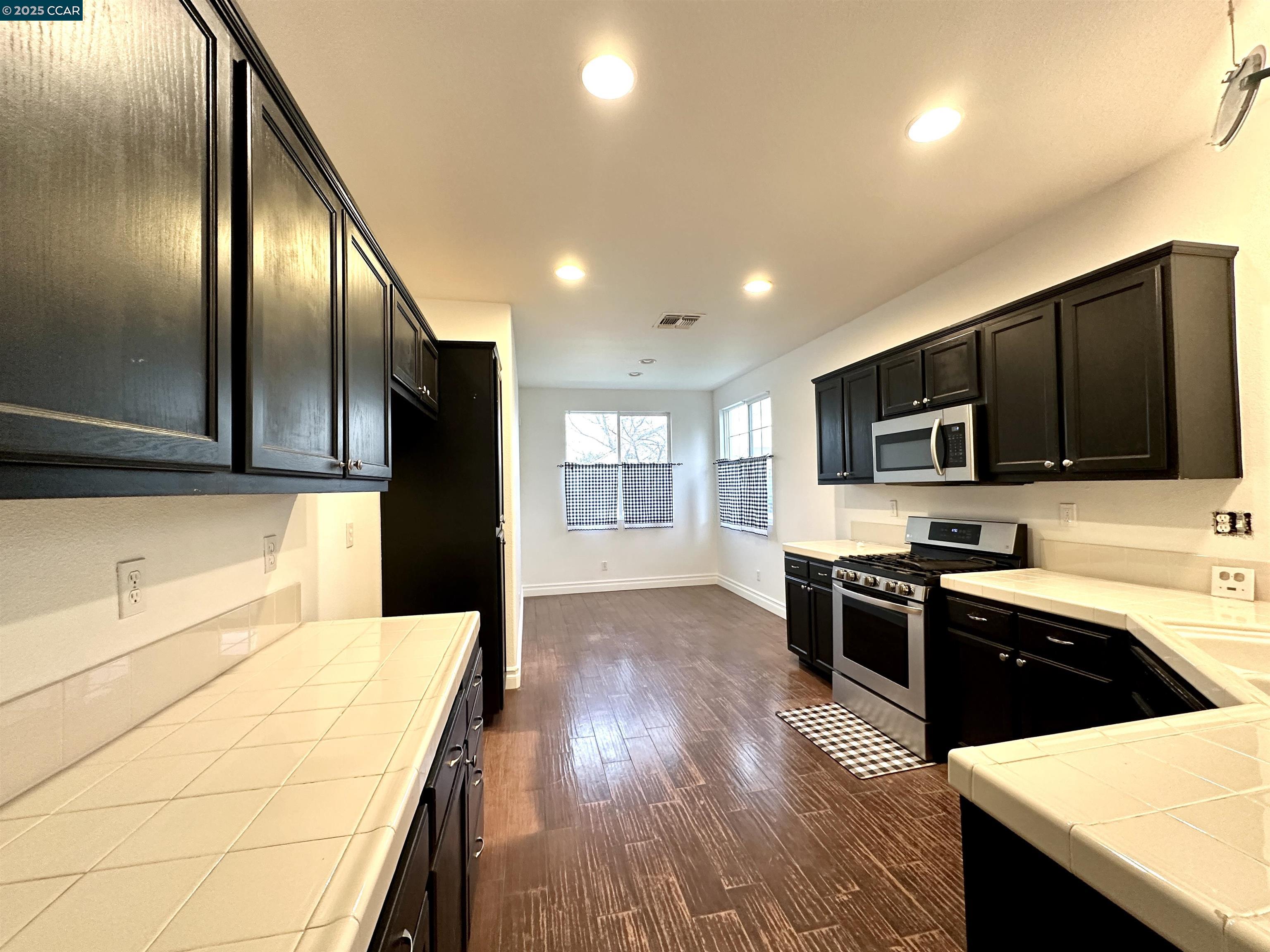 Detail Gallery Image 6 of 14 For 111 Steinbeck Ct, Pittsburg,  CA 94565 - 4 Beds | 2 Baths