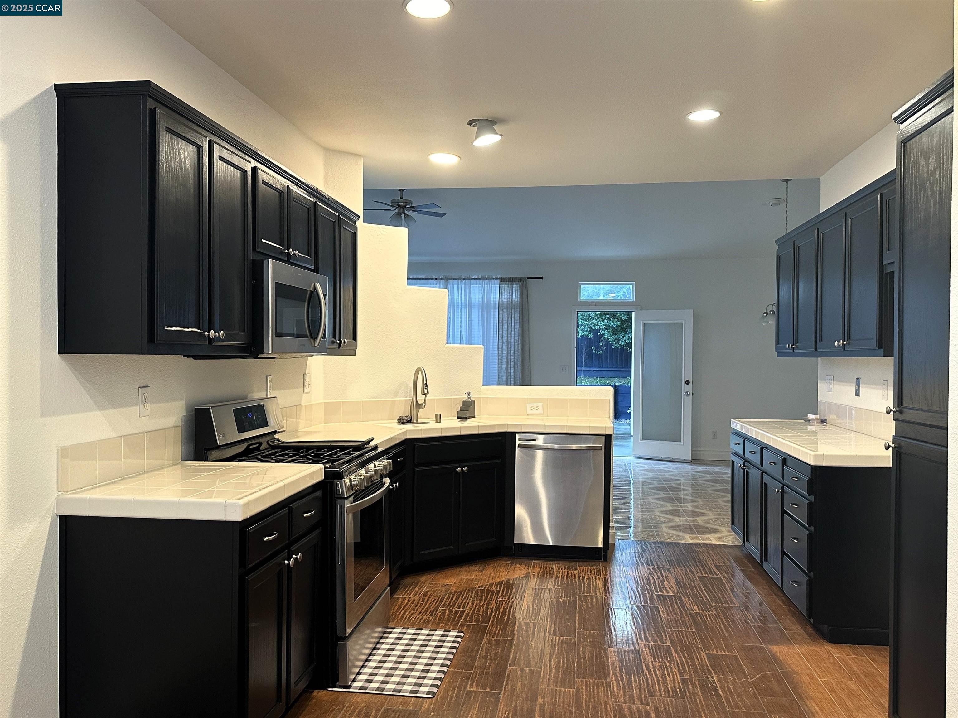 Detail Gallery Image 7 of 14 For 111 Steinbeck Ct, Pittsburg,  CA 94565 - 4 Beds | 2 Baths