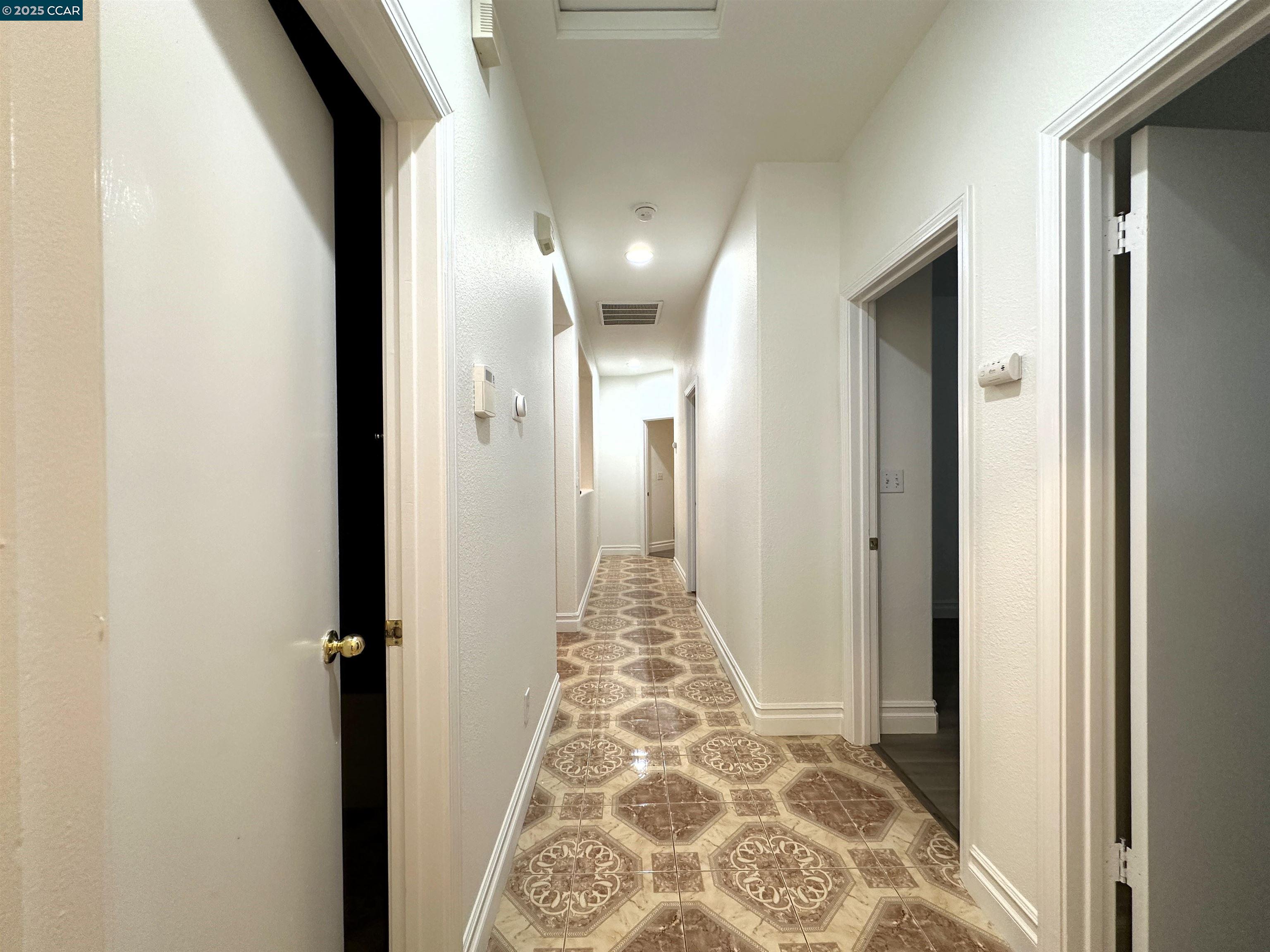 Detail Gallery Image 8 of 14 For 111 Steinbeck Ct, Pittsburg,  CA 94565 - 4 Beds | 2 Baths