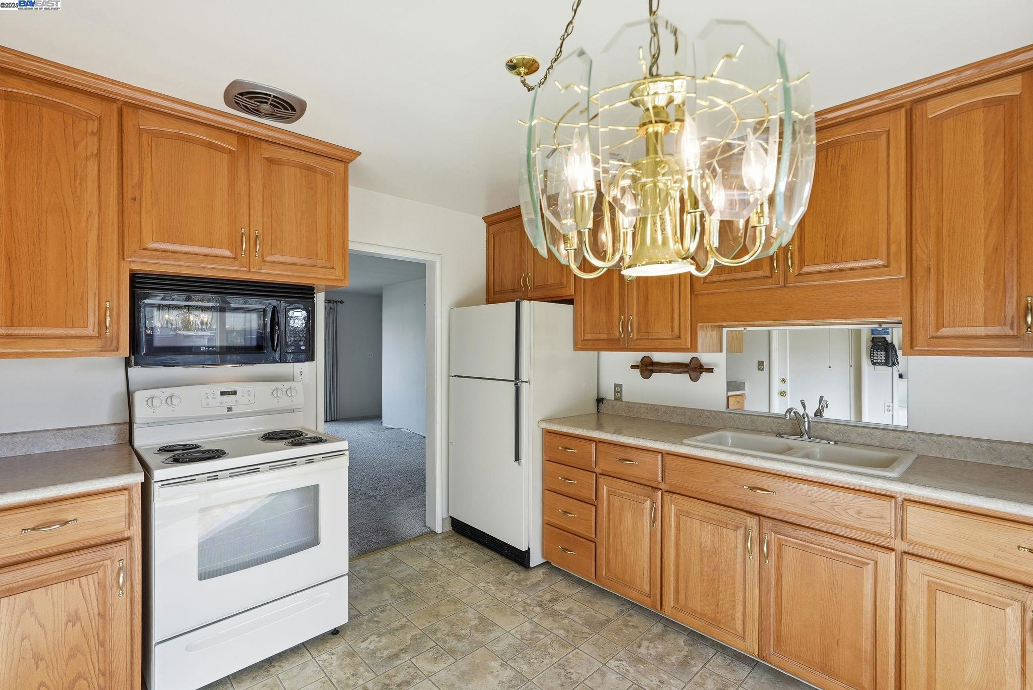 Detail Gallery Image 6 of 23 For 15329 Edgemoor St, San Leandro,  CA 94579 - 2 Beds | 1 Baths