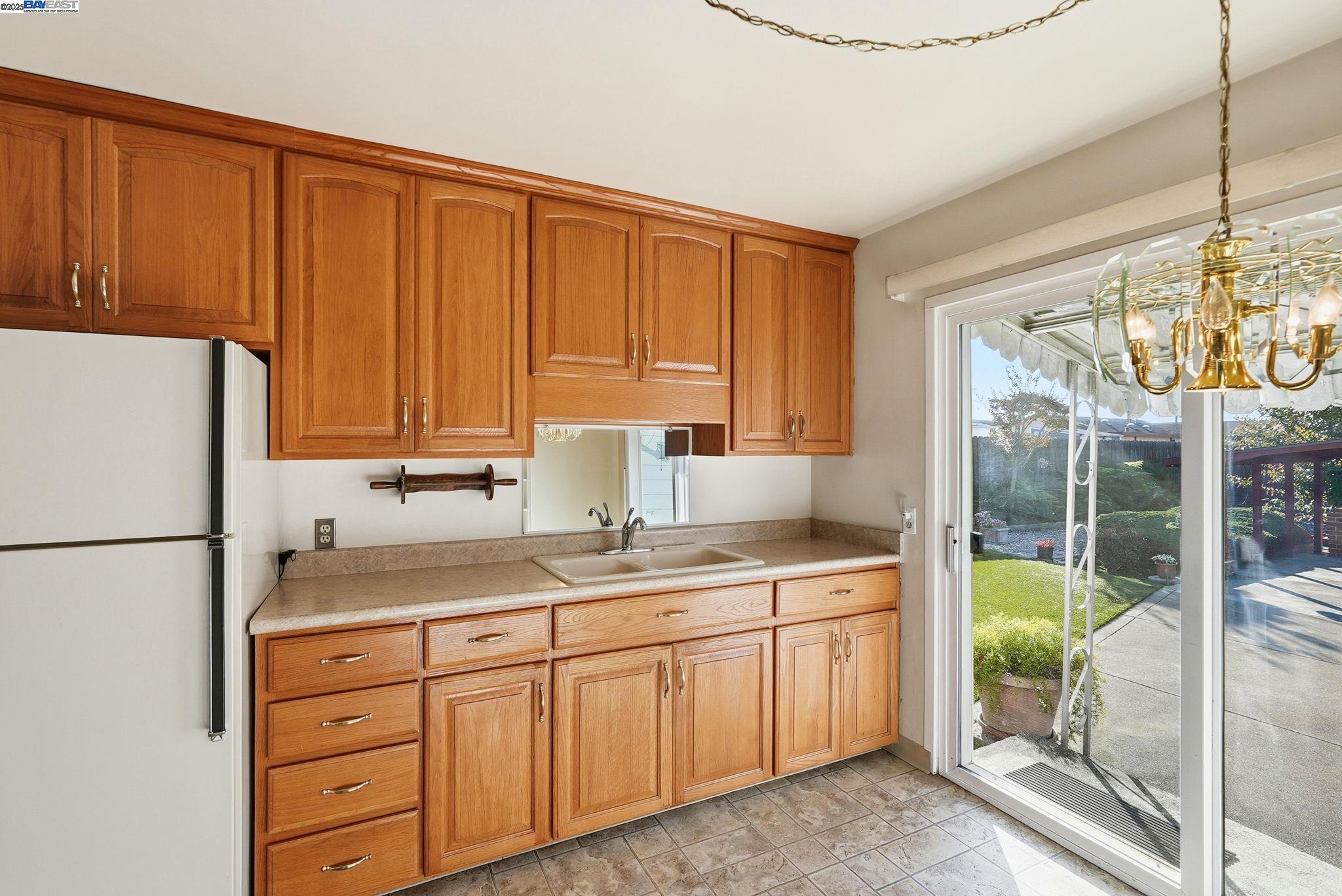 Detail Gallery Image 7 of 23 For 15329 Edgemoor St, San Leandro,  CA 94579 - 2 Beds | 1 Baths