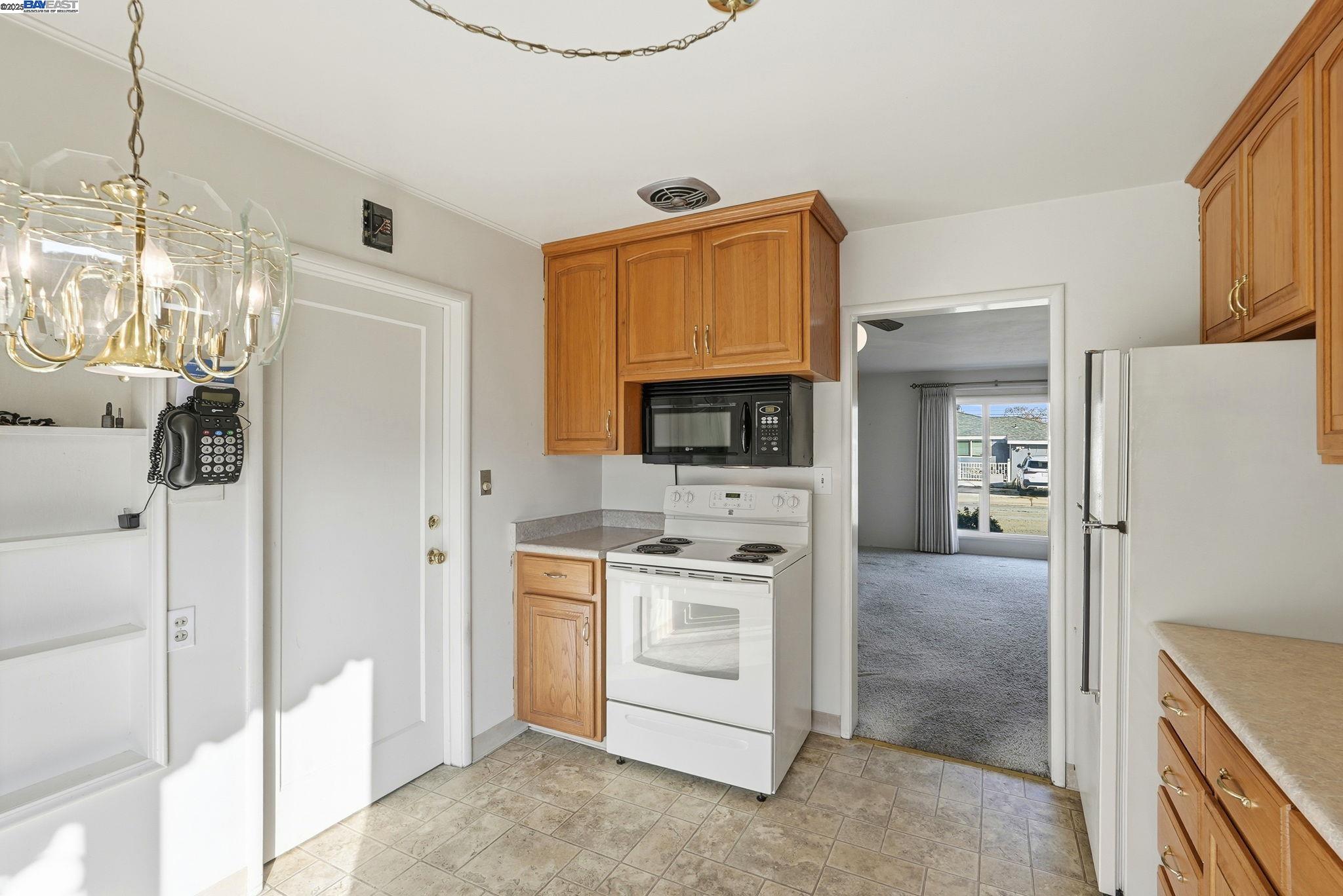 Detail Gallery Image 8 of 23 For 15329 Edgemoor St, San Leandro,  CA 94579 - 2 Beds | 1 Baths