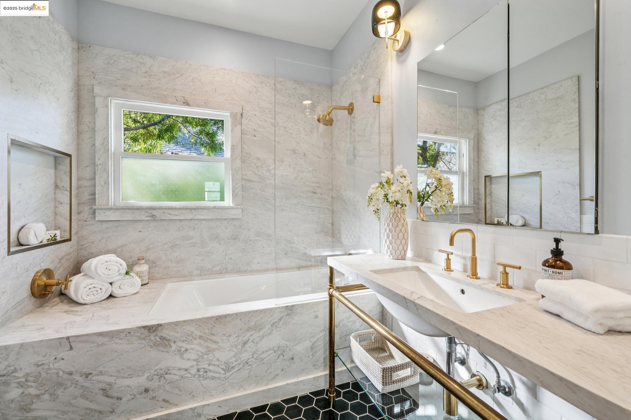 Detail Gallery Image 37 of 55 For 5522 Taft Ave, Oakland,  CA 94618 - 2 Beds | 2 Baths