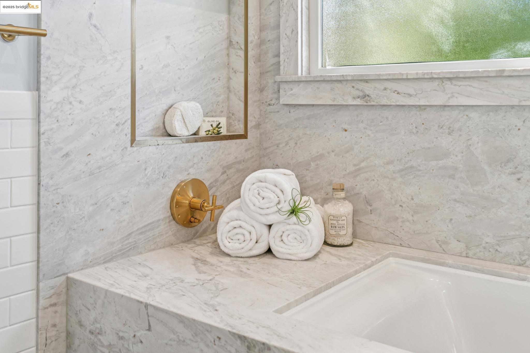 Detail Gallery Image 38 of 55 For 5522 Taft Ave, Oakland,  CA 94618 - 2 Beds | 2 Baths