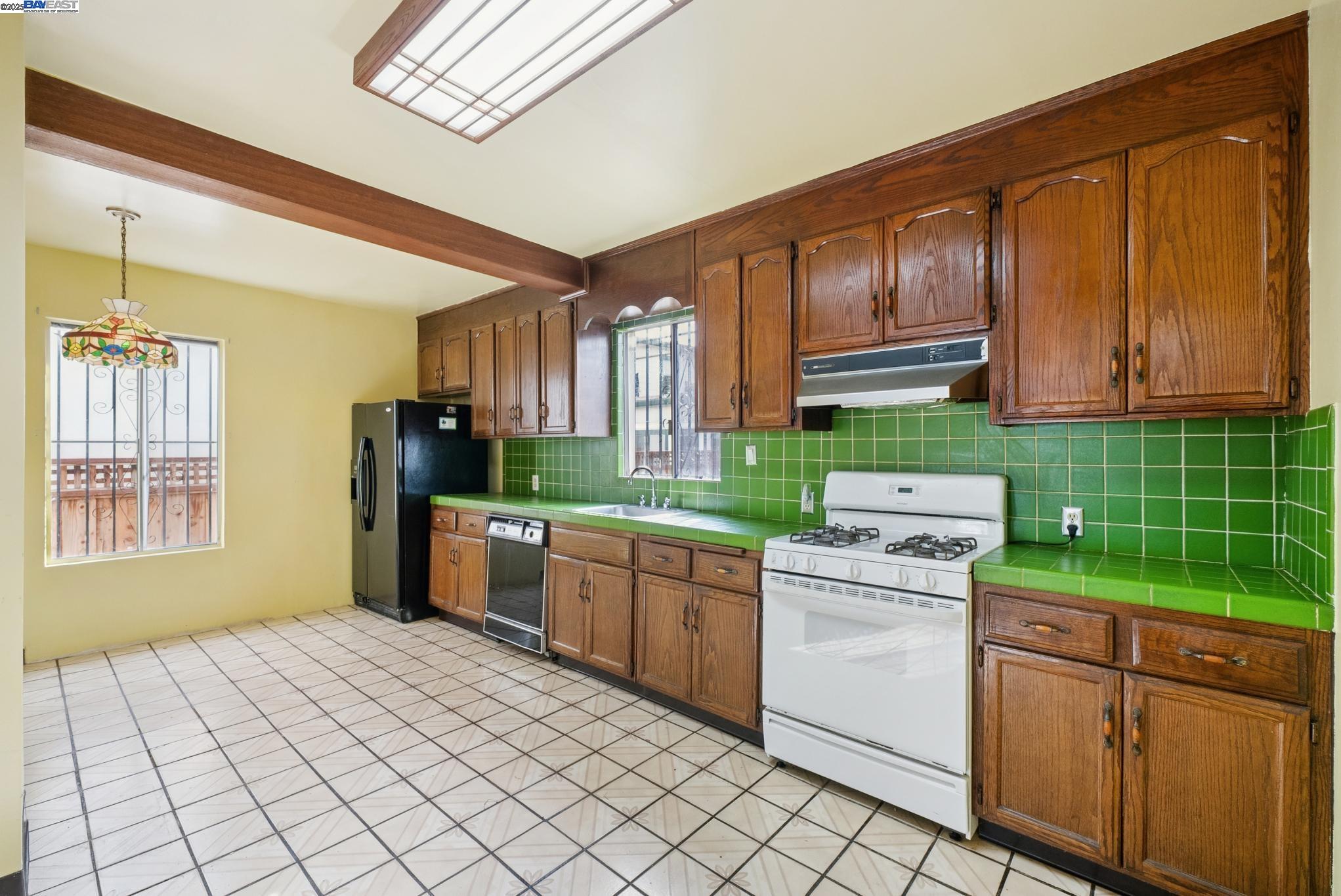 Detail Gallery Image 13 of 51 For 2804 Otis Dr, Alameda,  CA 94501 - 2 Beds | 1 Baths