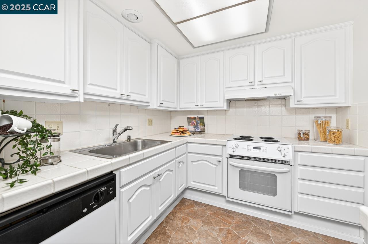 Detail Gallery Image 12 of 45 For 1400 Ptarmigan Dr #2,  Walnut Creek,  CA 94595 - 2 Beds | 2 Baths