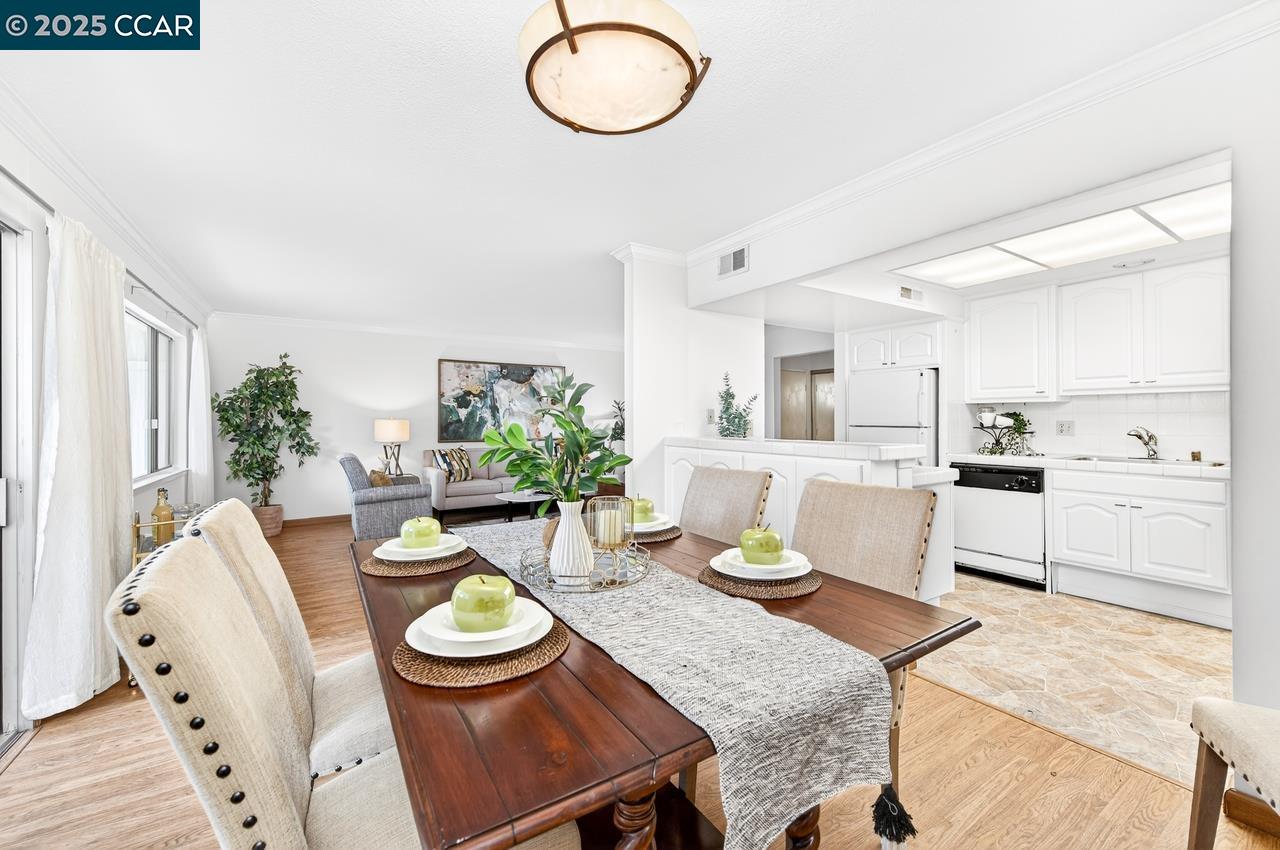 Detail Gallery Image 9 of 45 For 1400 Ptarmigan Dr #2,  Walnut Creek,  CA 94595 - 2 Beds | 2 Baths