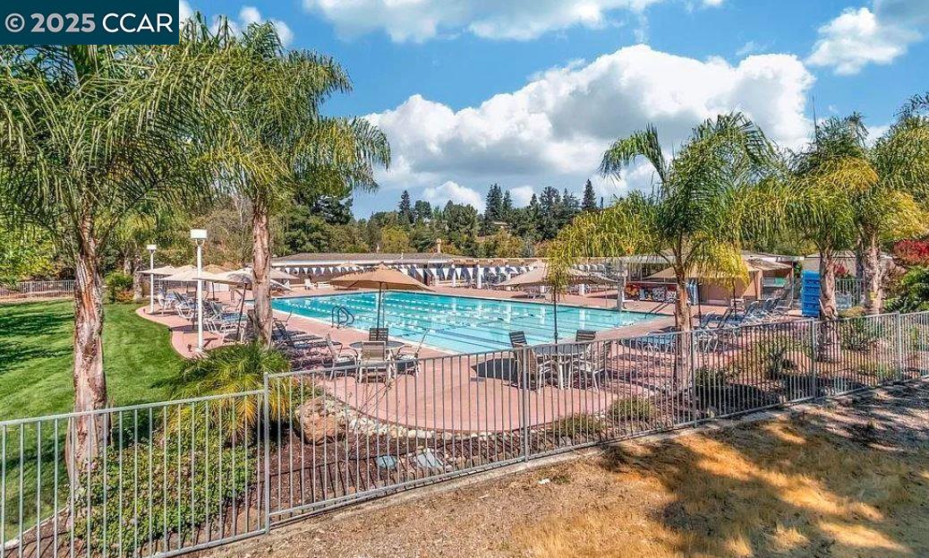 Detail Gallery Image 10 of 12 For 1400 Ptarmigan Dr #2,  Walnut Creek,  CA 94595 - 2 Beds | 2 Baths