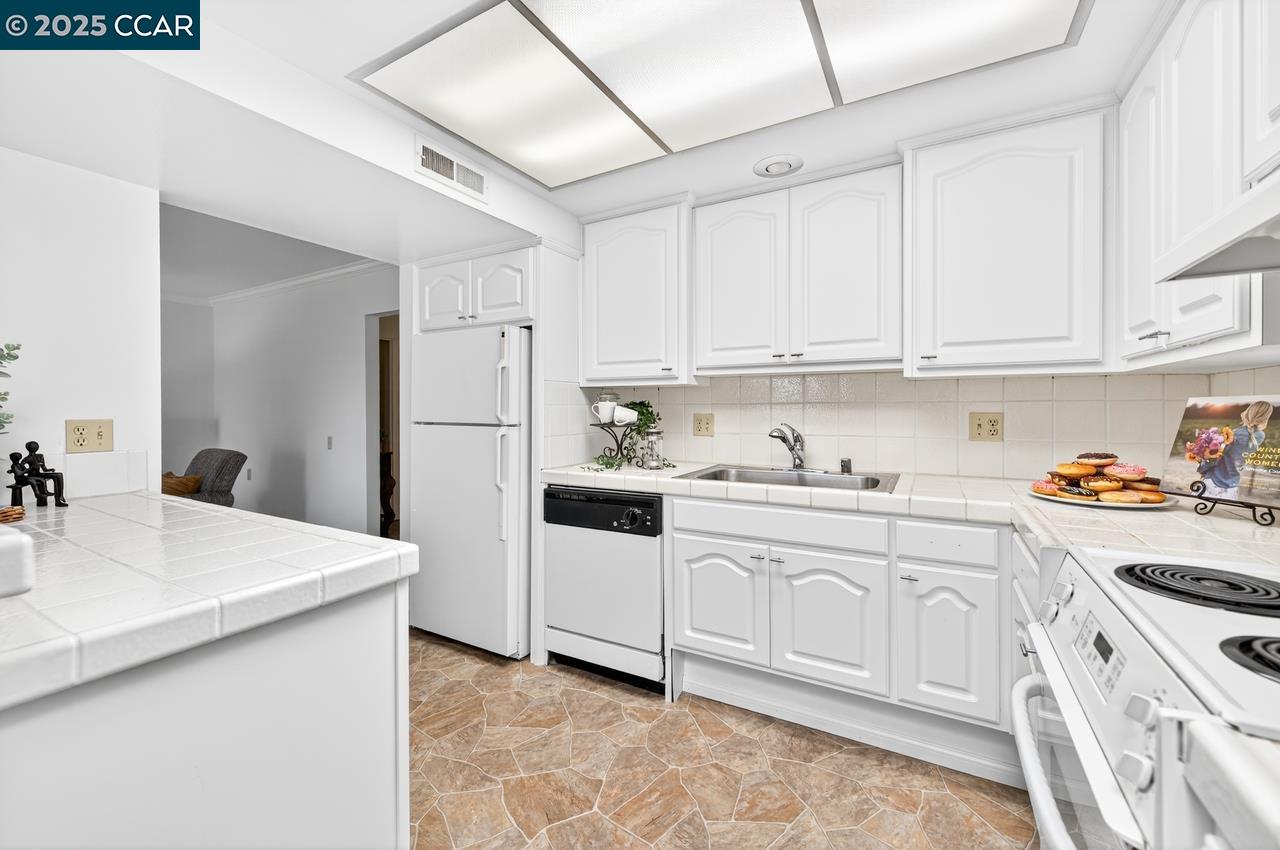 Detail Gallery Image 10 of 45 For 1400 Ptarmigan Dr #2,  Walnut Creek,  CA 94595 - 2 Beds | 2 Baths