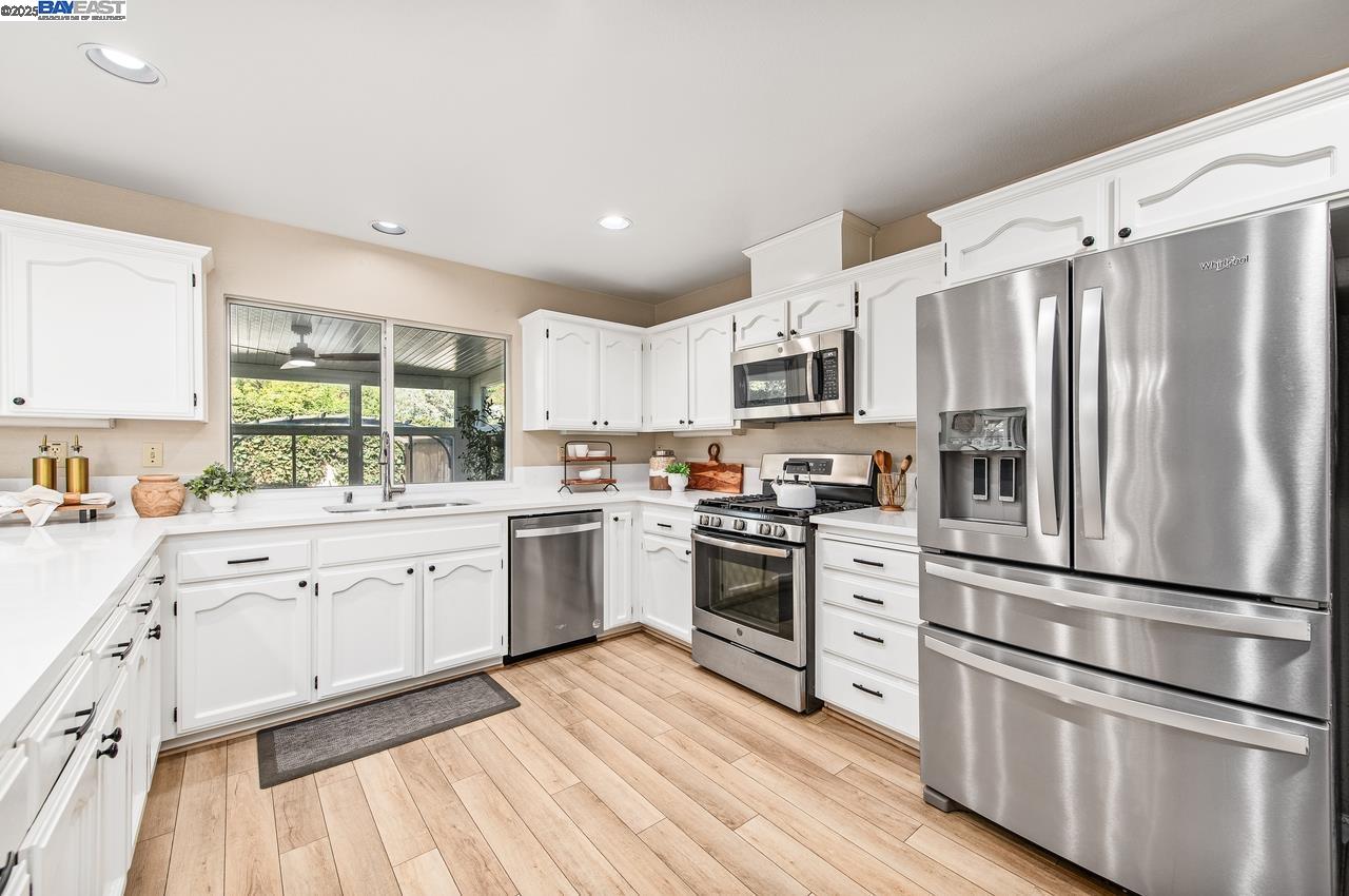 Detail Gallery Image 14 of 60 For 297 Del Valle Ct, Pleasanton,  CA 94566 - 3 Beds | 2/1 Baths