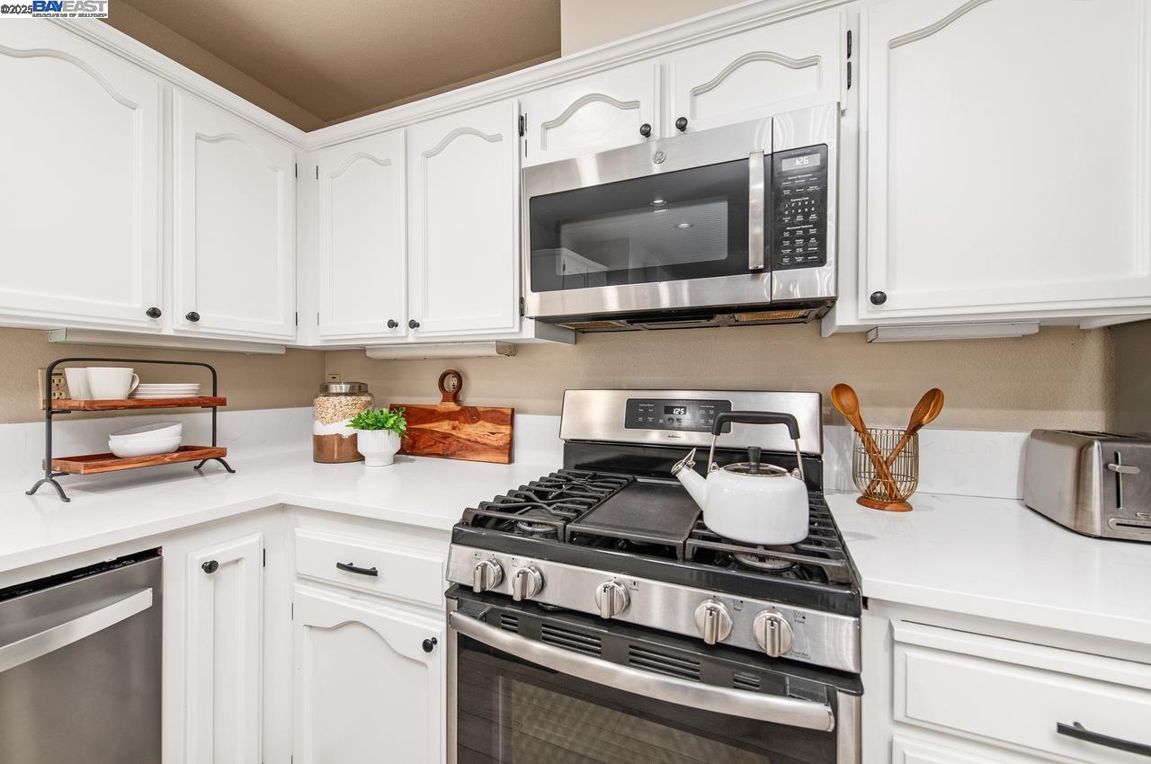 Detail Gallery Image 14 of 59 For 297 Del Valle Ct, Pleasanton,  CA 94566 - 3 Beds | 2/1 Baths